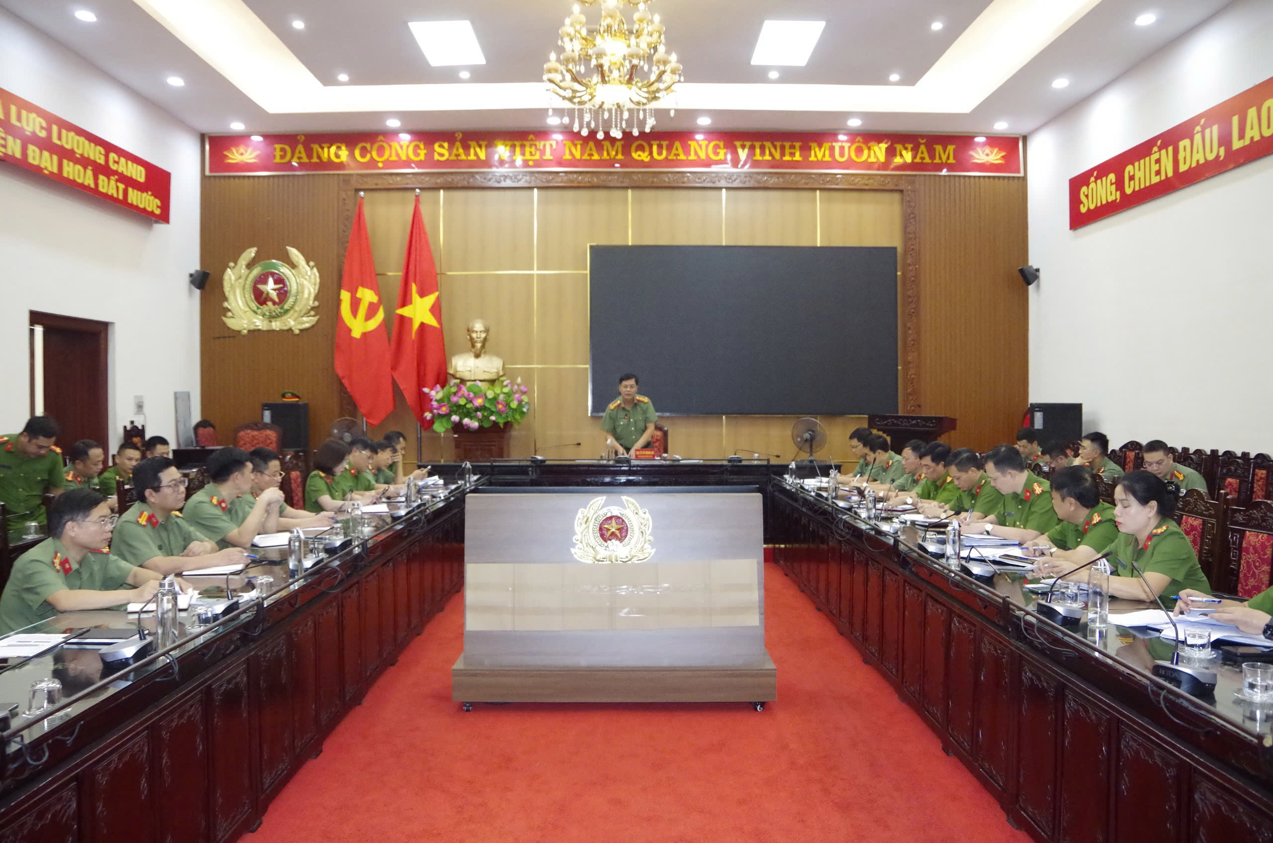 Đồng chí Đại tá Vũ Mạnh Hà – Phó Giám đốc Công an tỉnh kiểm tra, đánh giá tiến độ thực hiện các chỉ tiêu công tác đối với một số Công an xã, phường