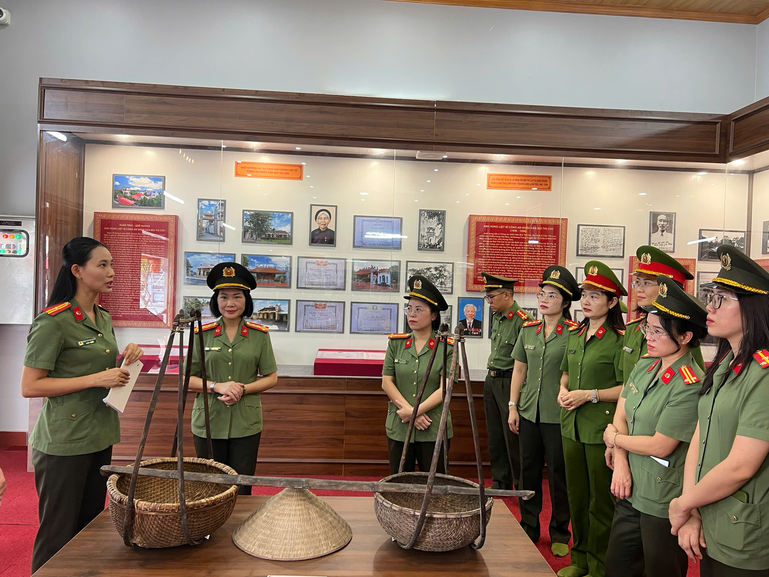 Công an tỉnh Thái Nguyên tổ chức sinh hoạt chính trị, dâng hương tưởng niệm Anh hùng liệt sĩ CAND Bùi Thị Cúc