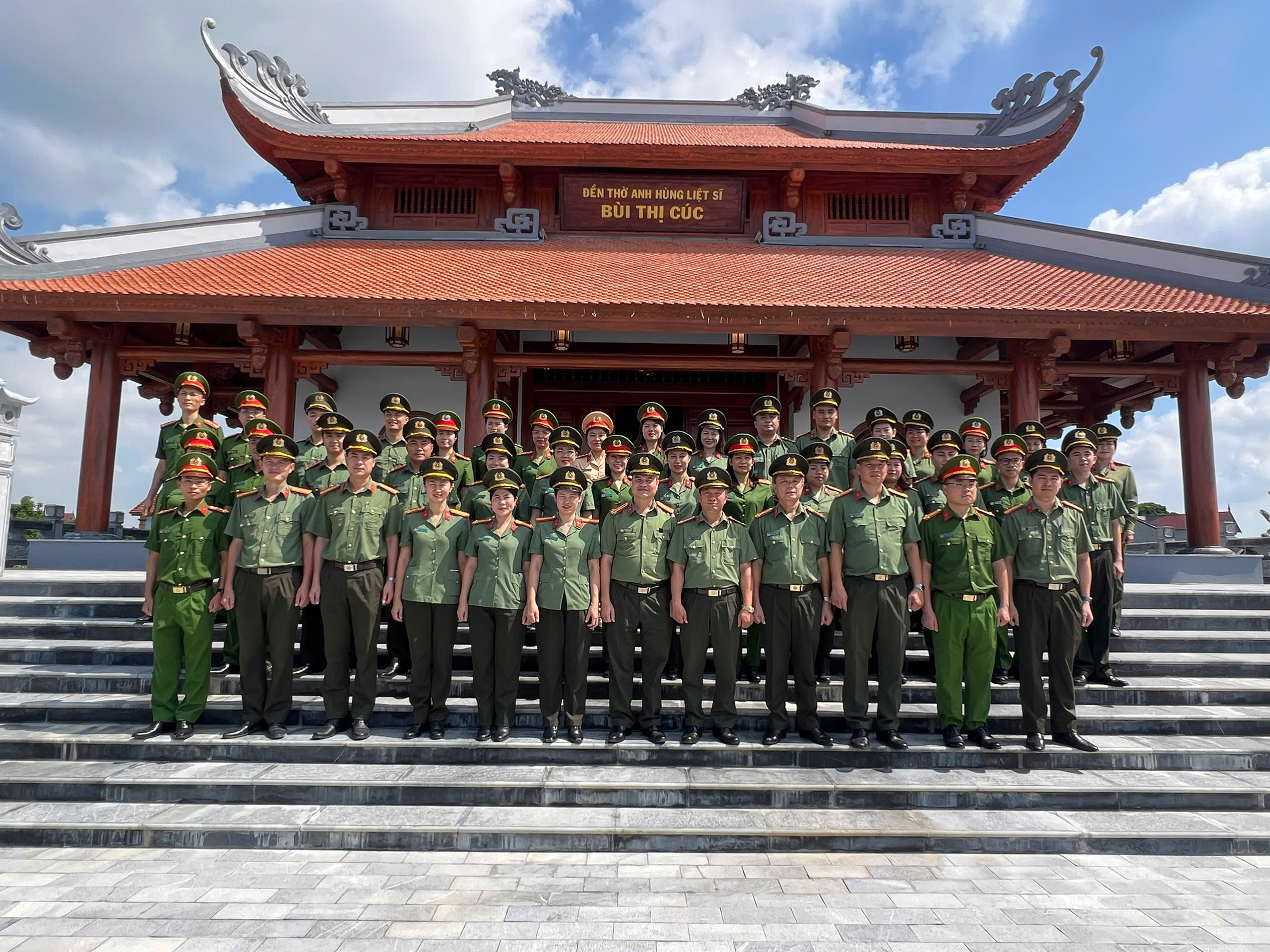 Công an Thành phố Quảng Ninh tổ chức sinh hoạt chính trị, dâng hương tưởng niệm Anh hùng liệt sĩ CAND Bùi Thị Cúc