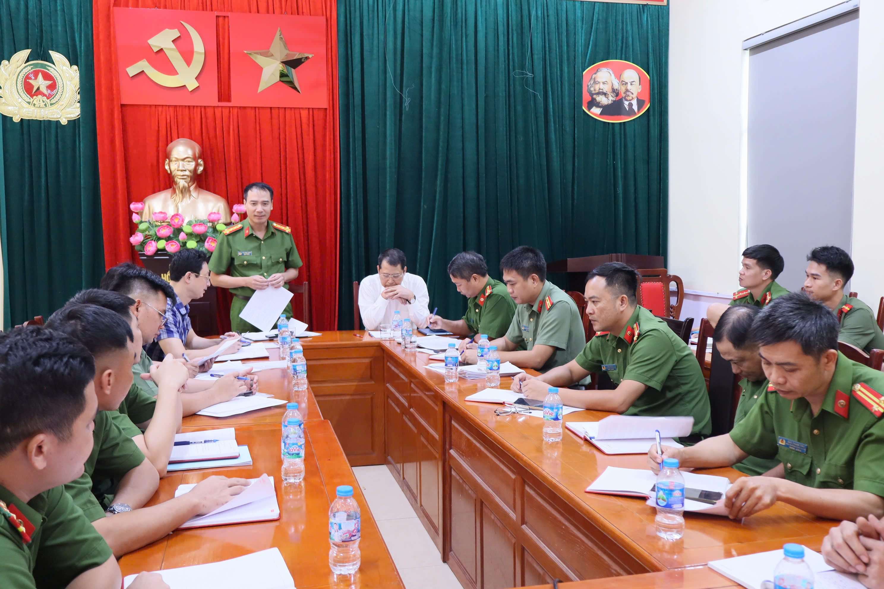 Đồng chí Đại tá Vũ Trung Thành - Ủy viên BTV Đảng ủy, Phó Giám đốc Công an tỉnh tham dự sinh hoạt chi bộ tại Chi bộ Công an xã Tống Trân.