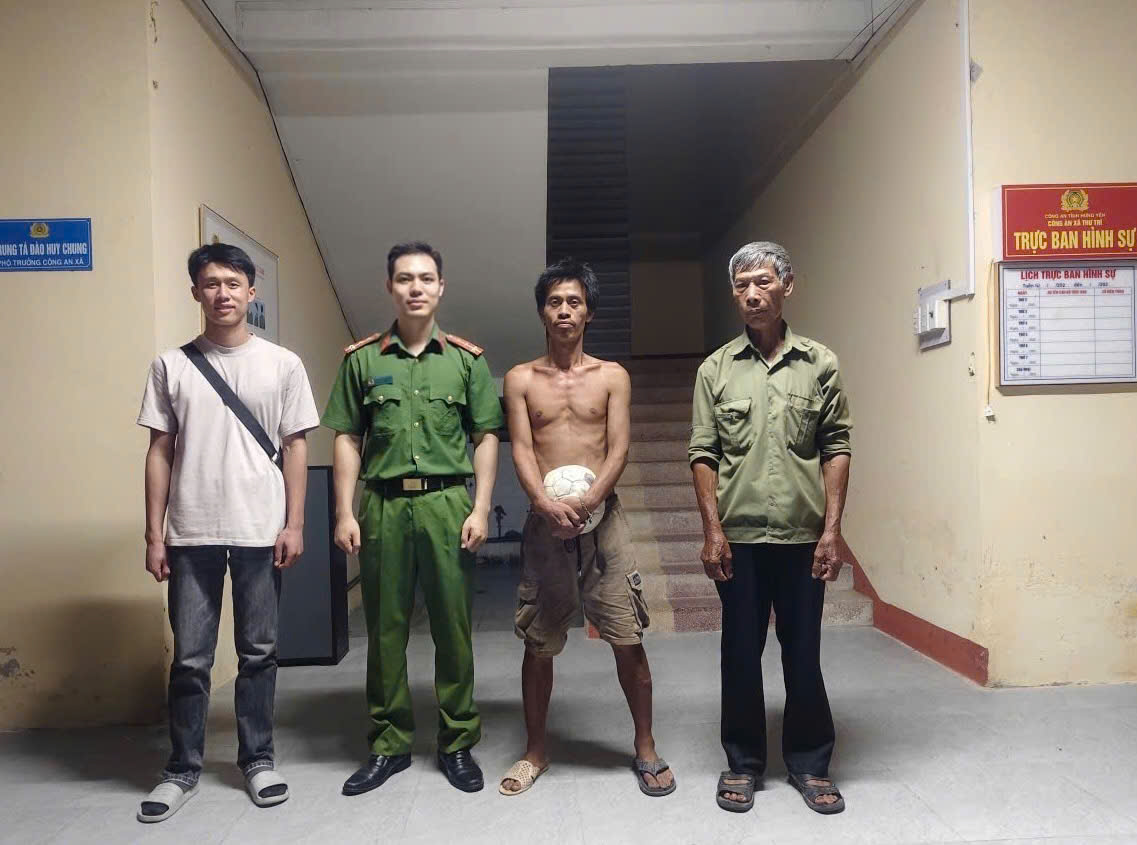 Công an xã Thư Trì kịp thời hỗ trợ người đàn ông có dấu hiệu tâm thần đi lạc hơn 24 giờ trở về với gia đình an toàn