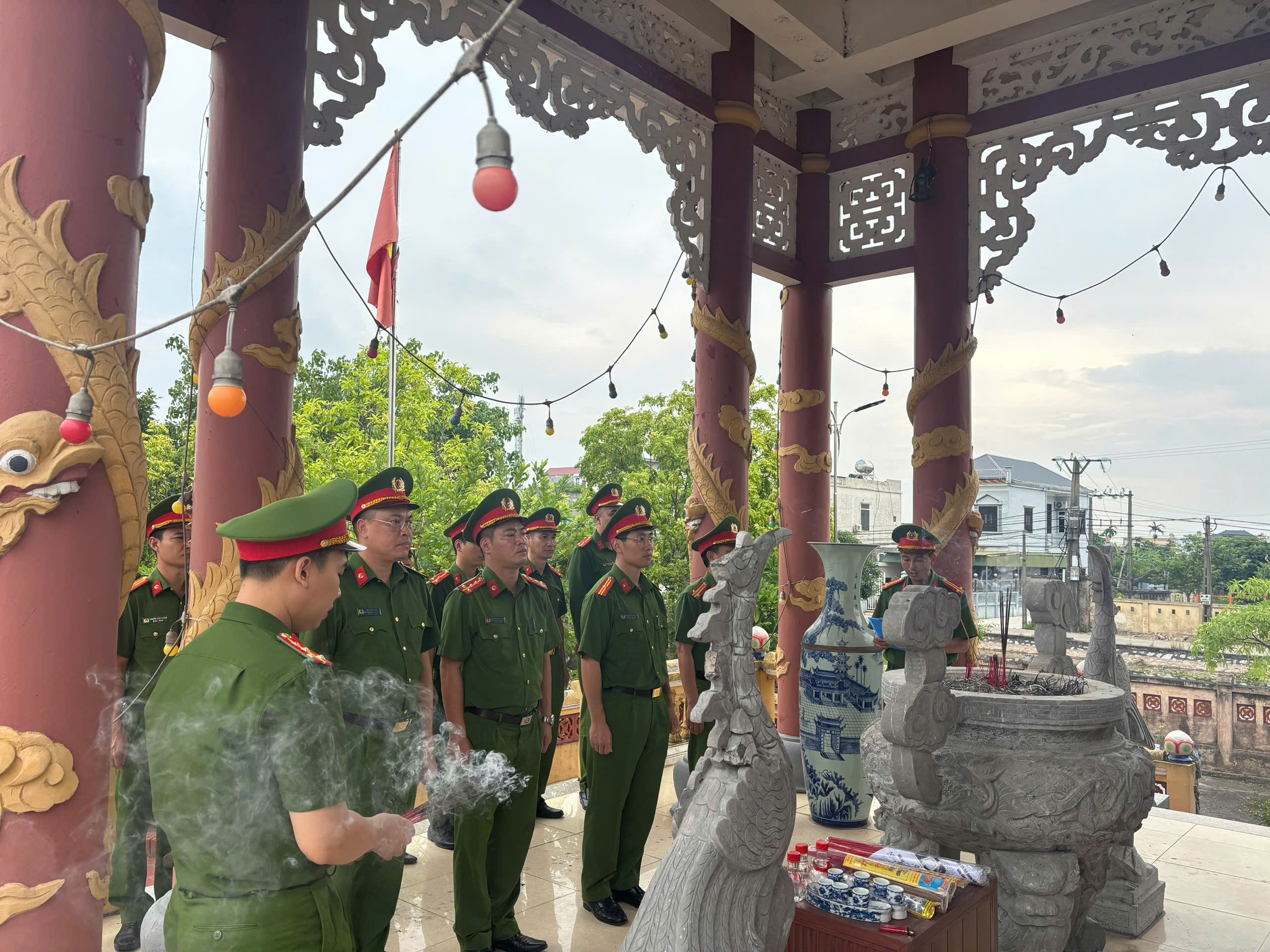 Công an xã Trà Giang tri ân các Anh hùng liệt sĩ và thăm Mẹ Việt Nam Anh hùng nhân kỷ niệm 79 năm Ngày Thương binh - Liệt sĩ