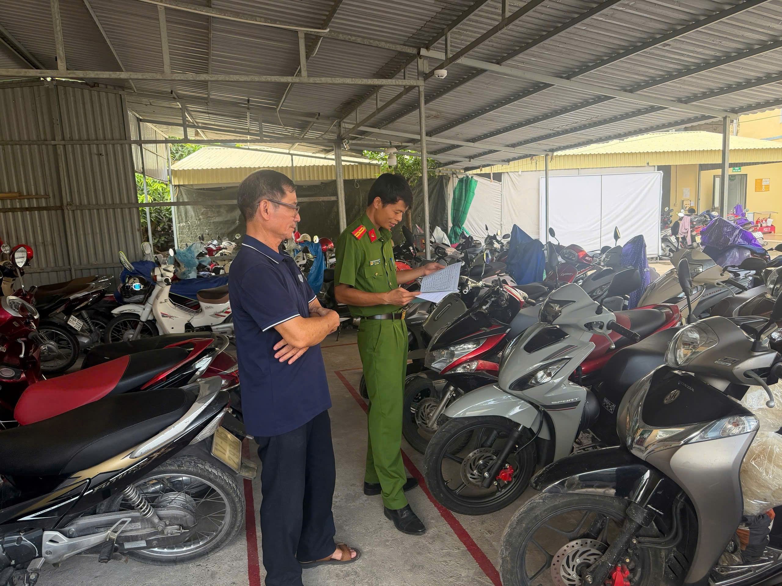 Công an xã Minh Thọ tổ chức tổng rà soát phương tiện mô tô của công nhân tại Cụm công nghiệp Quỳnh Giao trên địa bàn