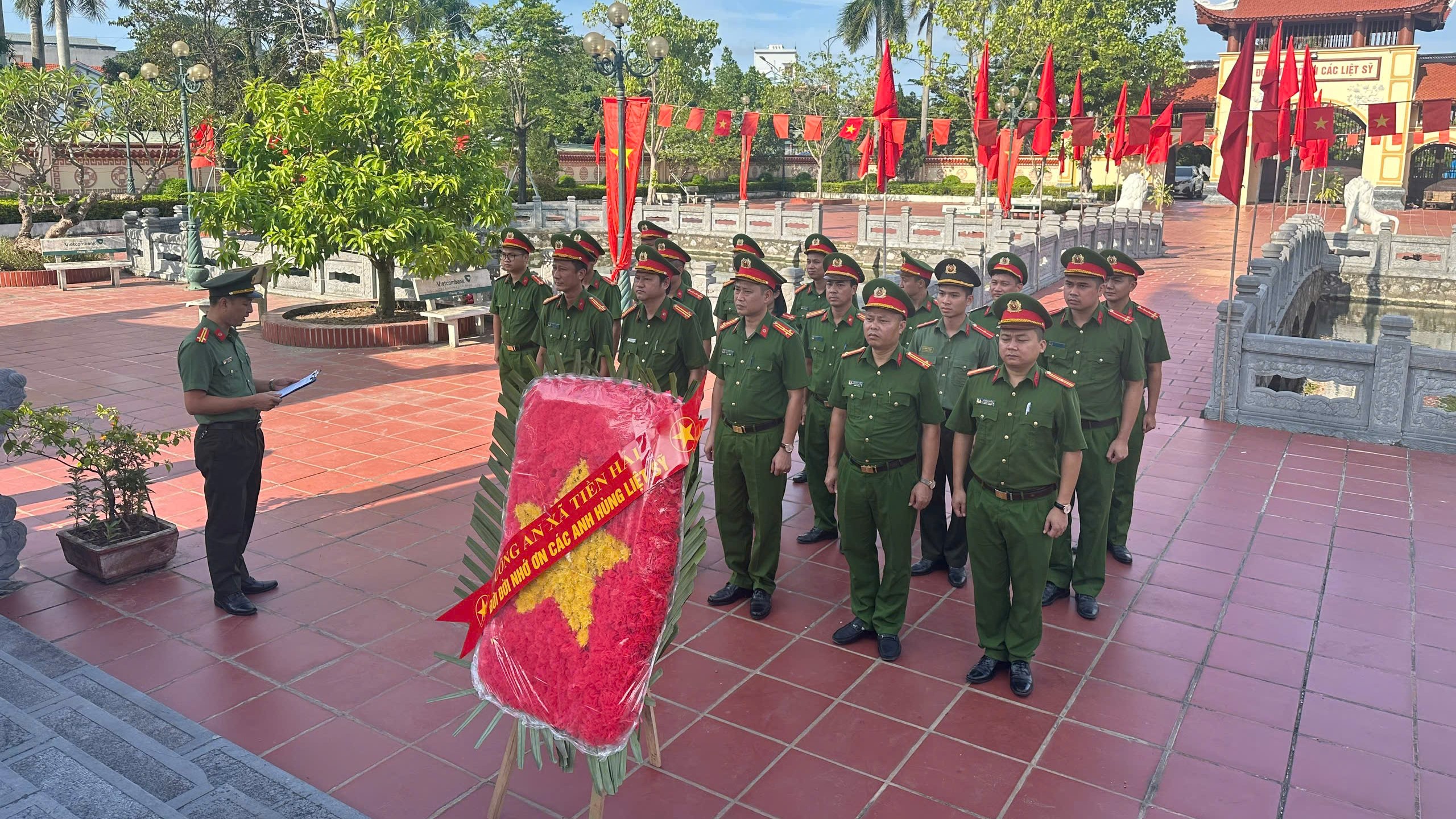 Công an xã Tiền Hải tổ chức lễ dâng hoa, dâng hương tại Nghĩa trang liệt sĩ