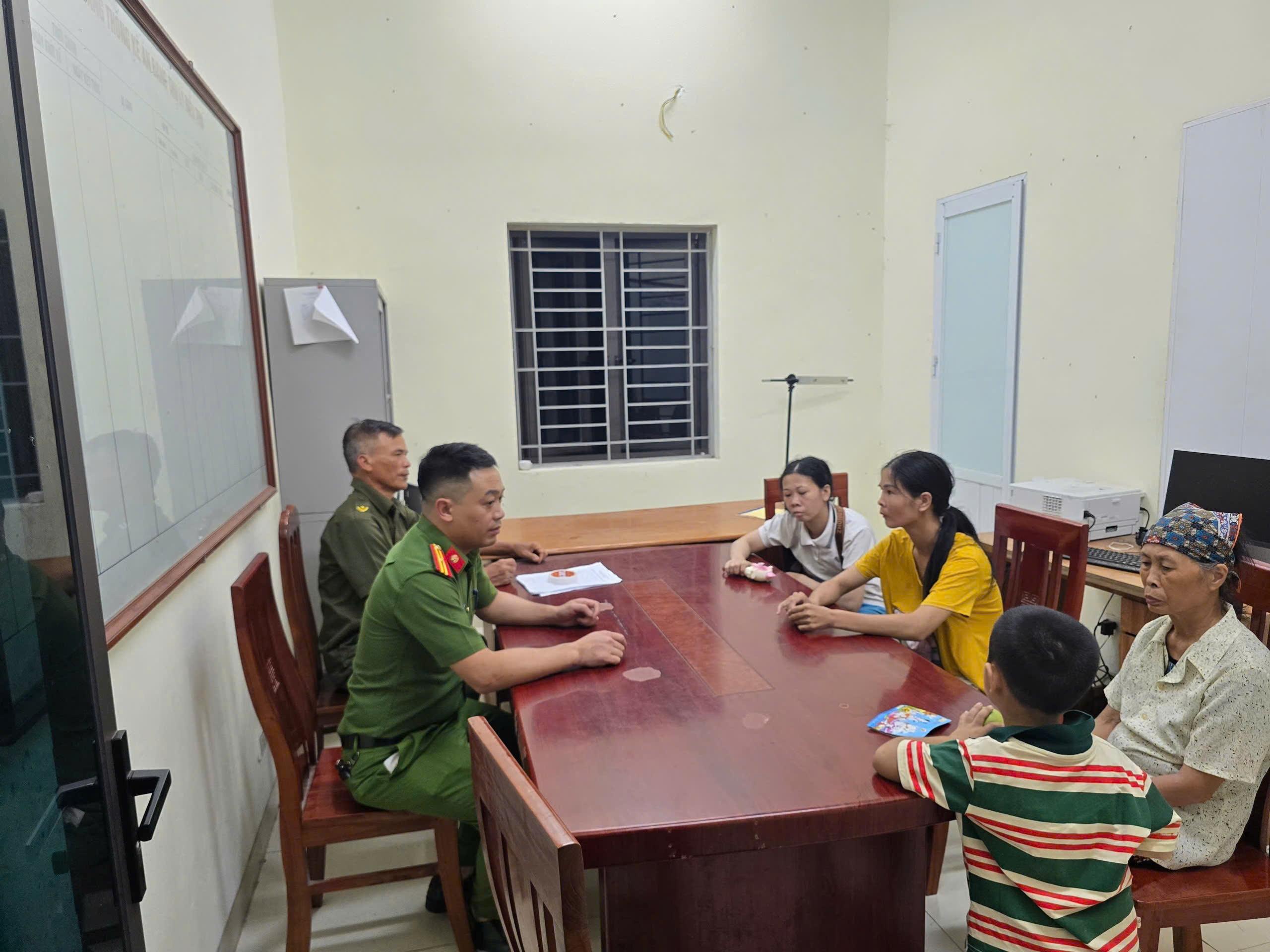 Công an xã Diên Hà khẩn trương xác minh, tìm kiếm và bàn giao 02 công dân đi lạc cho gia đình an toàn