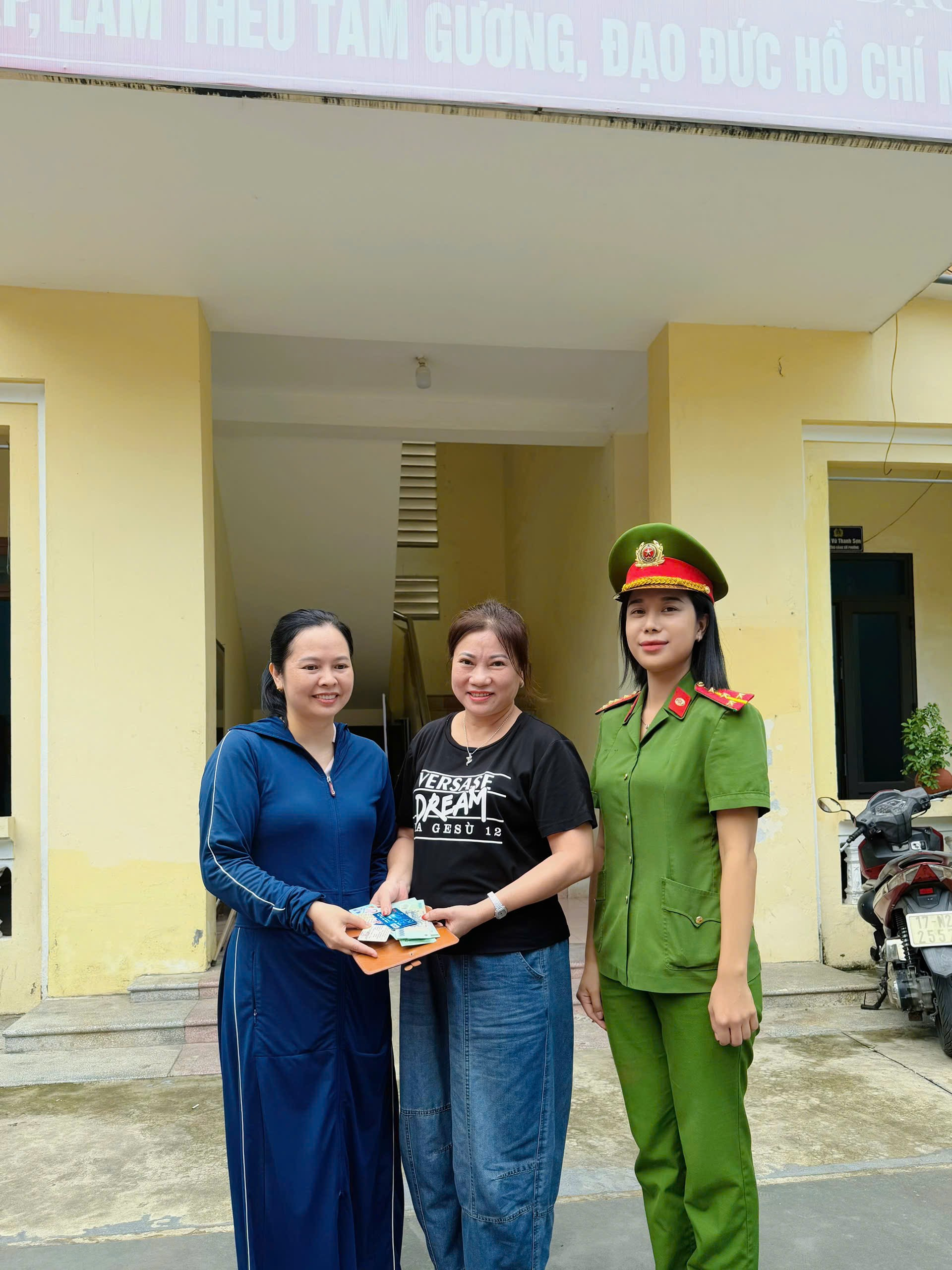 Công an phường Trần Hưng Đạo lan tỏa “Gương người tốt, việc tốt – Nhặt được của rơi, trả lại người đánh mất”