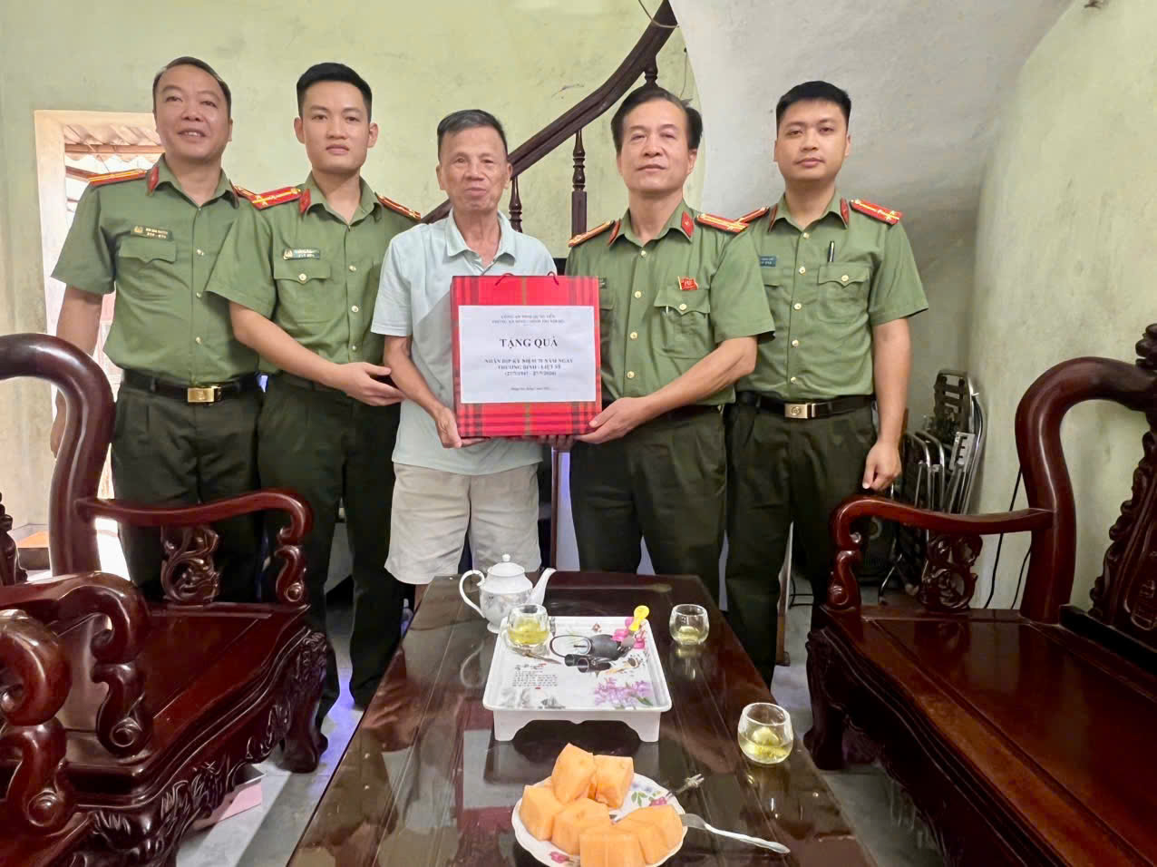 Phòng An ninh chính trị nội bộ Công an tỉnh Hưng Yên thăm, tặng quà thương binh nhân dịp kỷ niệm 79 năm Ngày Thương binh - Liệt sĩ