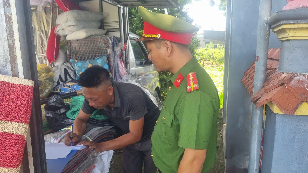 Công an xã Vạn Xuân tăng cường tuần tra, kiểm soát, xử lý, giải tỏa các trường hợp lấn chiếm hành lang an toàn giao thông