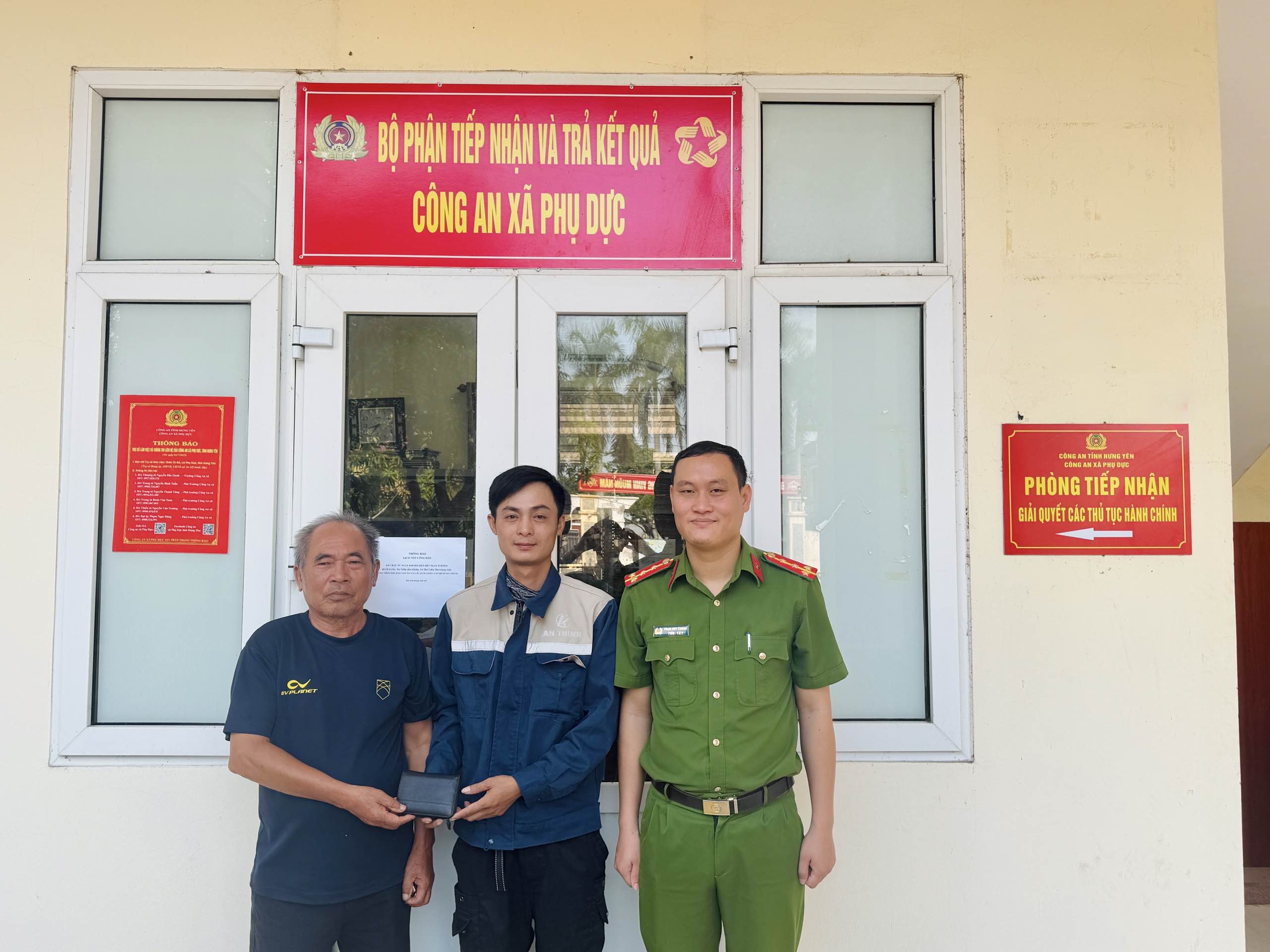 Công an xã Phụ Dực kịp thời tiếp nhận thông tin, bàn giao tài sản cho người đánh rơi