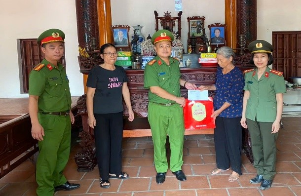 Công an xã Lạc Đạo thăm hỏi, tặng quà tri ân các gia đình liệt sĩ Công an nhân dân