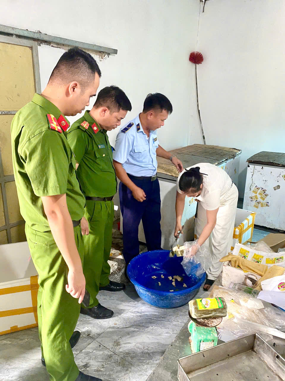 CÔNG AN XÃ TIÊN LA PHỐI HỢP KIỂM TRA, XỬ LÝ HỘ KINH DOANH VI PHẠM VỀ AN TOÀN VỆ SINH THỰC PHẨM TRÊN ĐỊA BÀN XÃ