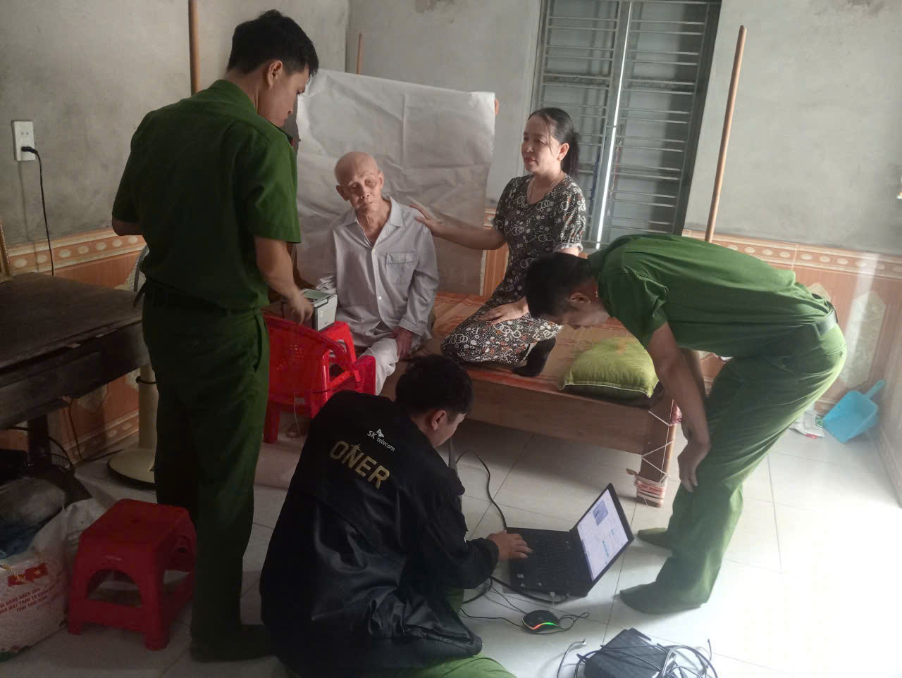 Công an xã Tiên Hưng phối hợp cấp căn cước tại nhà cho thân nhân liệt sĩ