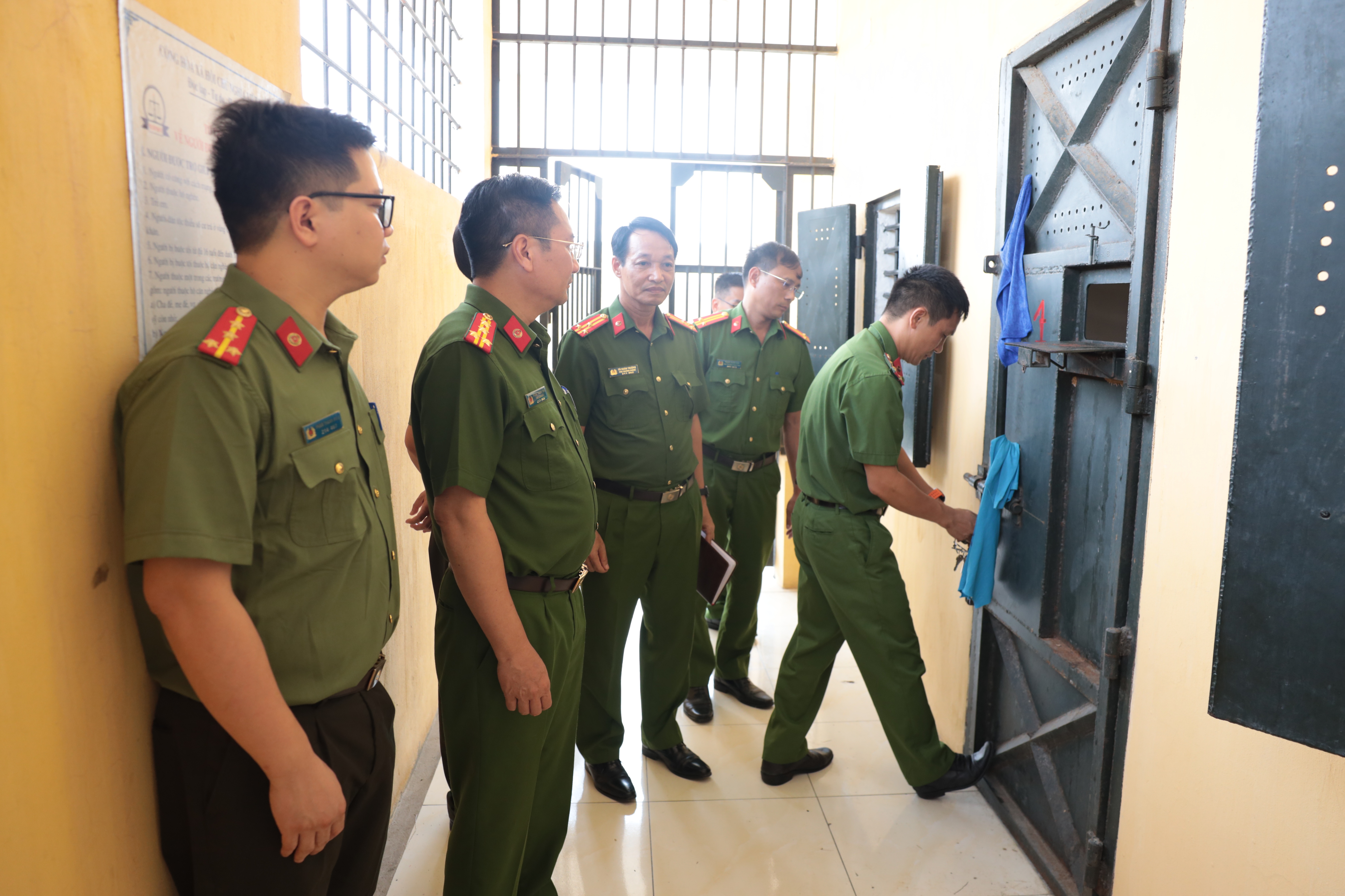 Kiểm tra công tác thi hành tạm giữ, tạm giam tại Phân trại tạm giam Tiên Lữ