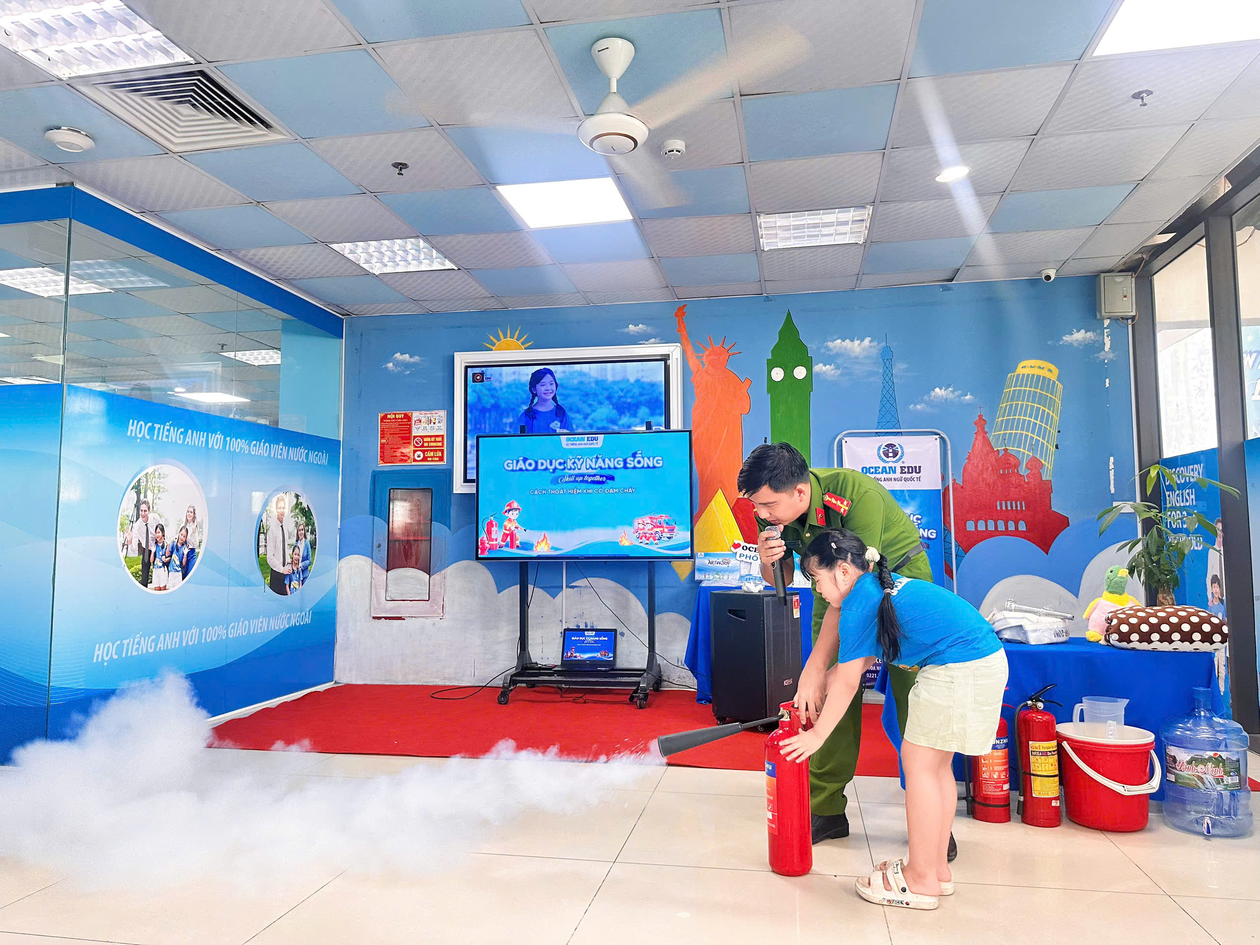 Gần 100 học viên Ocean Edu Phố Nối được trang bị kỹ năng thoát hiểm khi xảy ra cháy, nổ