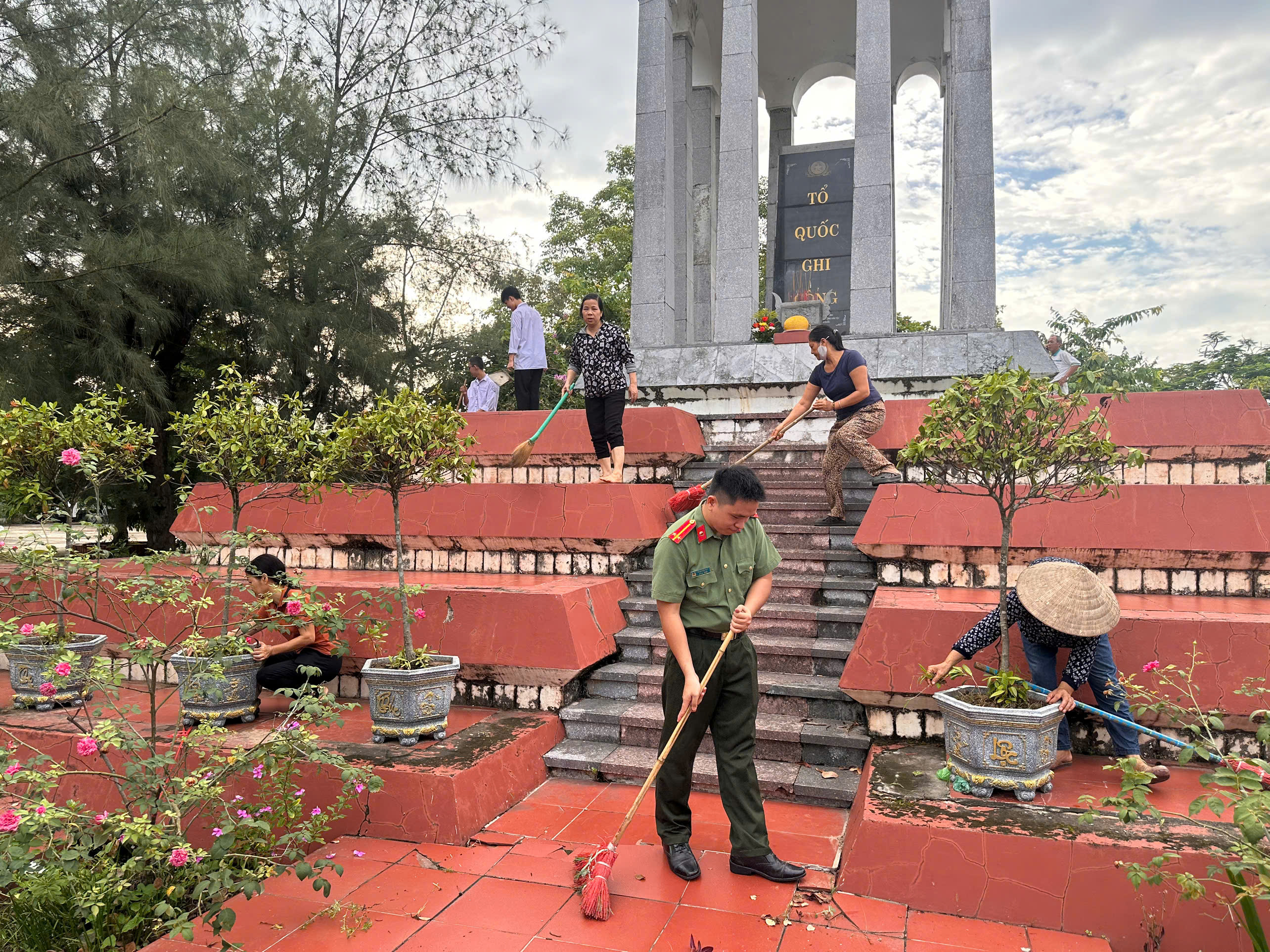 Đoàn thanh niên, Hội phụ nữ Công an xã Lê Lợi phối hợp tổ chức chỉnh trang đài tưởng niệm tri ân các Anh hùng liệt sĩ