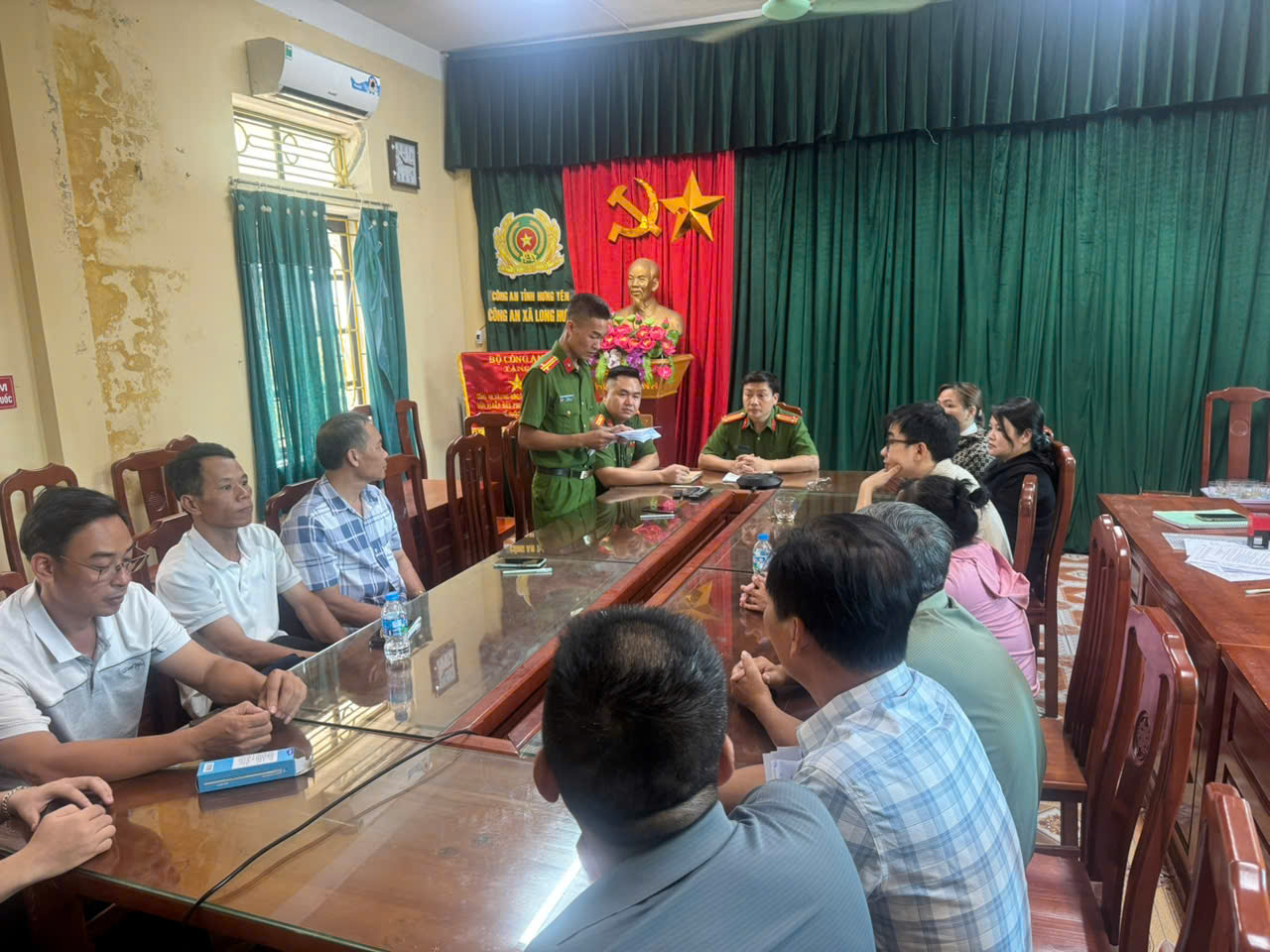 Công an xã Long Hưng phối hợp tuyên truyền các quy định của pháp luật về an ninh, trật tự đối với cơ sở kinh doanh