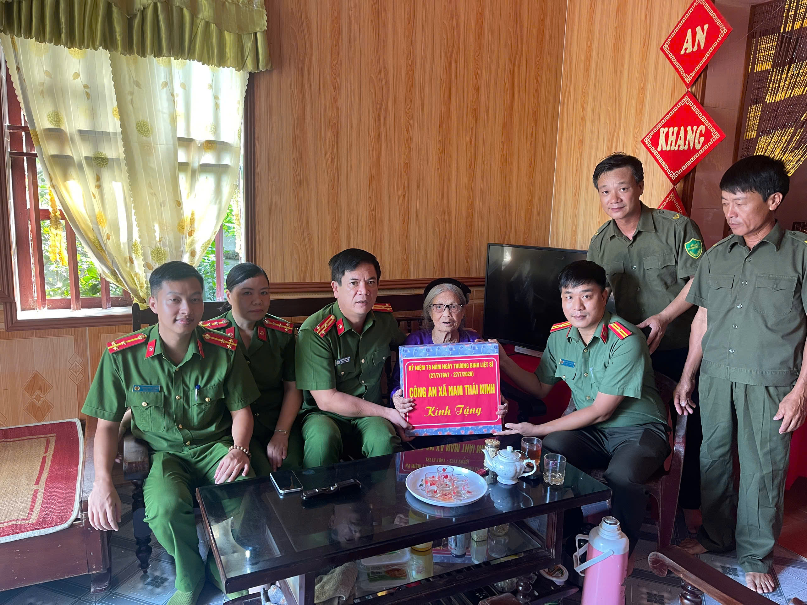 Công an xã Nam Thái Ninh tổ chức thăm, tặng quà Mẹ Việt Nam Anh hùng và các thương binh nặng nhân kỷ niệm 79 năm Ngày Thương binh - Liệt sĩ (27/7/1947 - 27/7/2026)