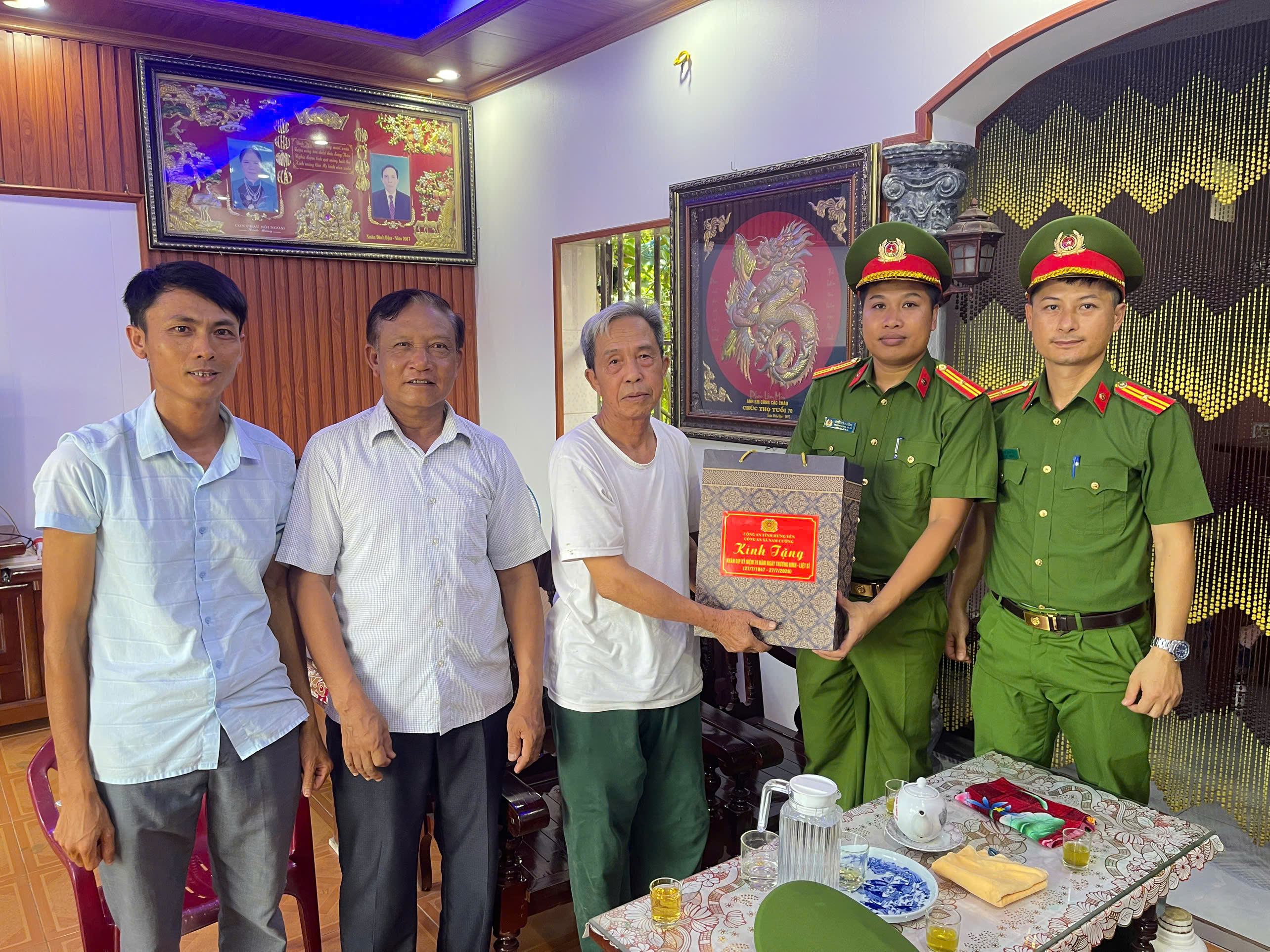 Công an xã Nam Cường thăm, tặng quà Mẹ Việt Nam Anh hùng và các thương binh nặng dịp kỷ niệm 79 năm Ngày Thương binh - Liệt sĩ