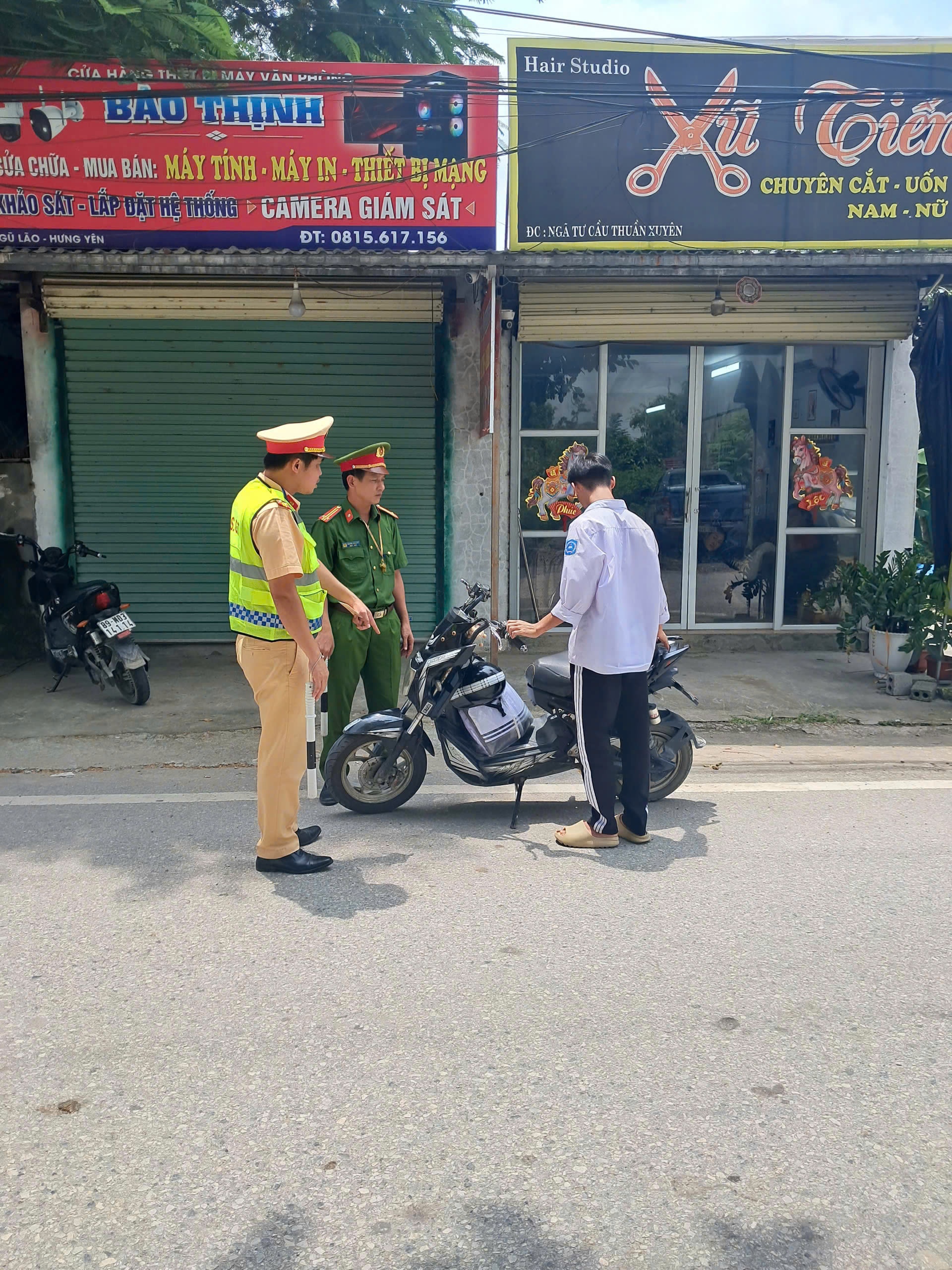 Công an xã Phạm Ngũ Lão phối hợp Phòng Cảnh sát giao thông tuần tra, kiểm soát, xử lý vi phạm trật tự, an toàn giao thông trên địa bàn xã