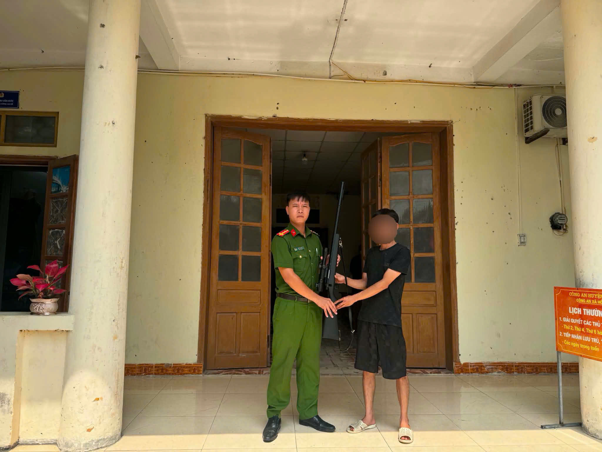 Công an xã Lê Quý Đôn tăng cường công tác tuyên truyền, vận động thu hồi vũ khí, vật liệu nổ, công cụ hỗ trợ và pháo