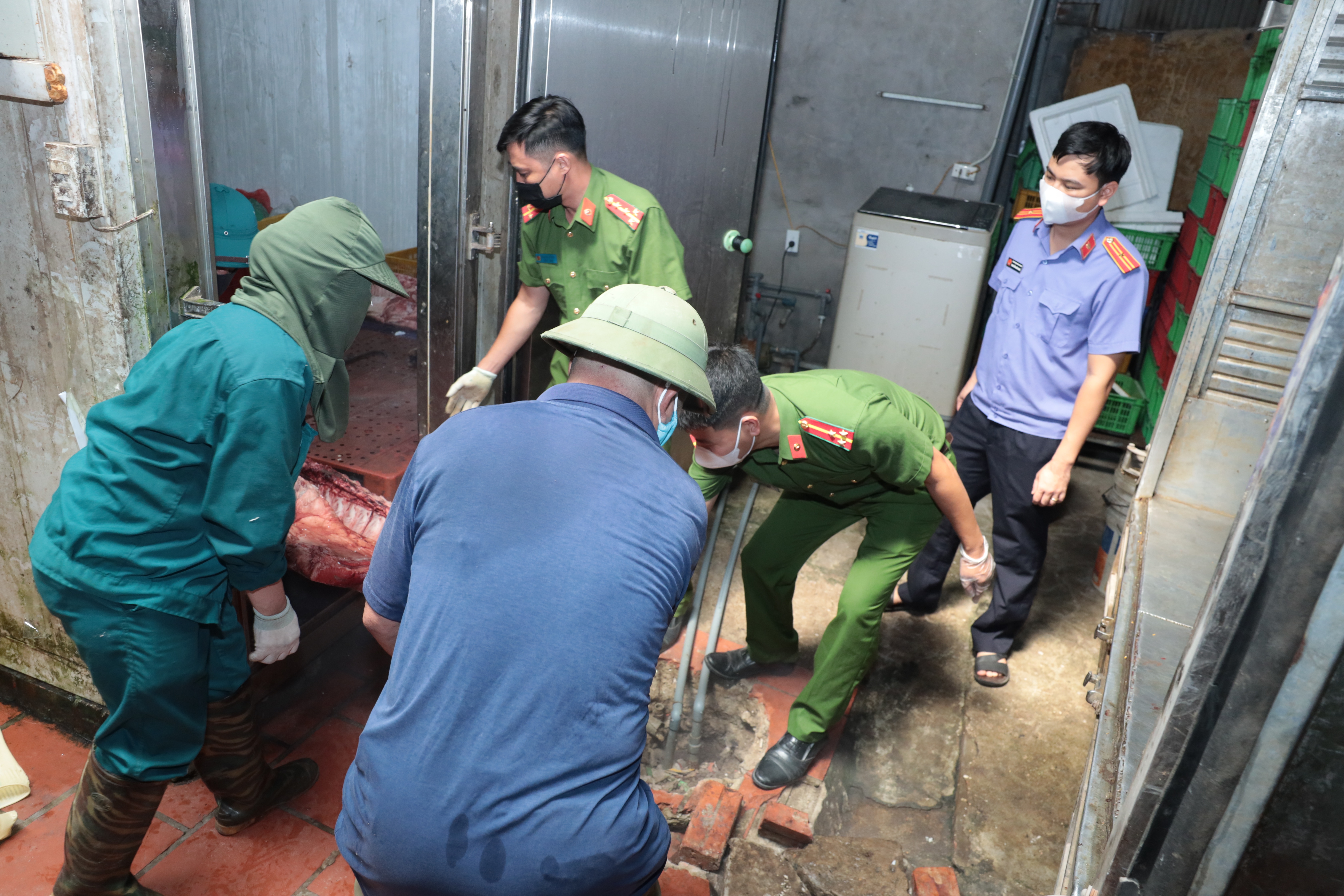 Vạch trần thủ đoạn che giấu gần 1 tấn thịt lợn nghi nhiễm dịch tả châu Phi