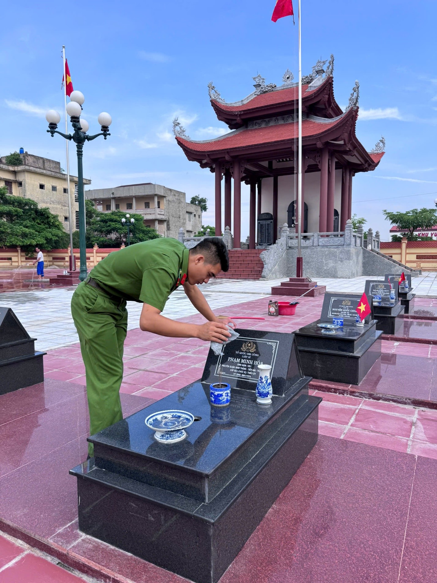 Tuổi trẻ Chi đoàn Công an xã Hưng Phú tích cực tham gia các hoạt động hướng tới kỷ niệm 79 năm Ngày Thương binh - Liệt sĩ (27/7/1947 - 27/7/2026)