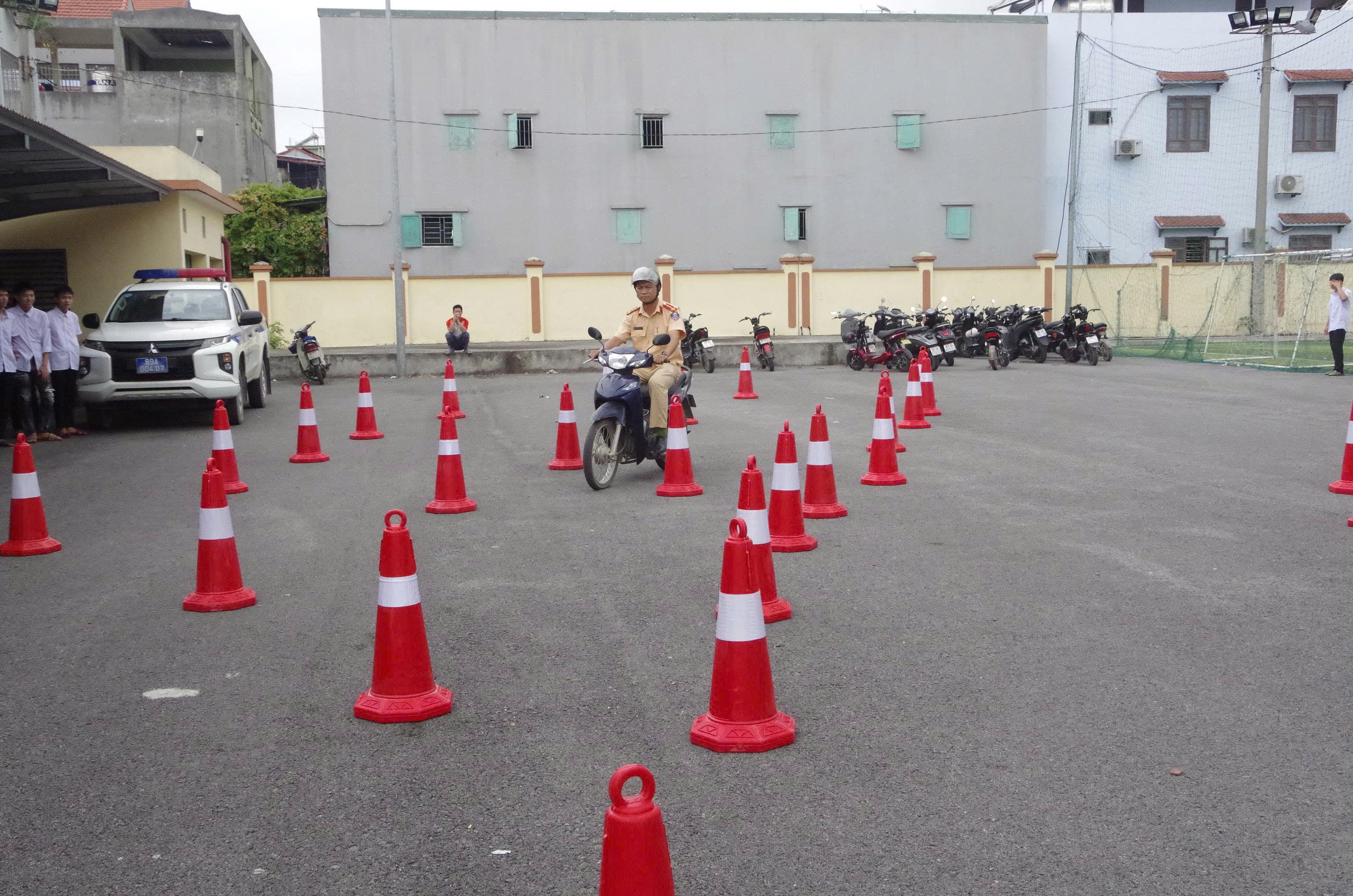 Phòng Cảnh sát giao thông tuyên truyền, phố biến giáo dục pháp luật về TTATGT và hướng dẫn kỹ năng lái xe an toàn