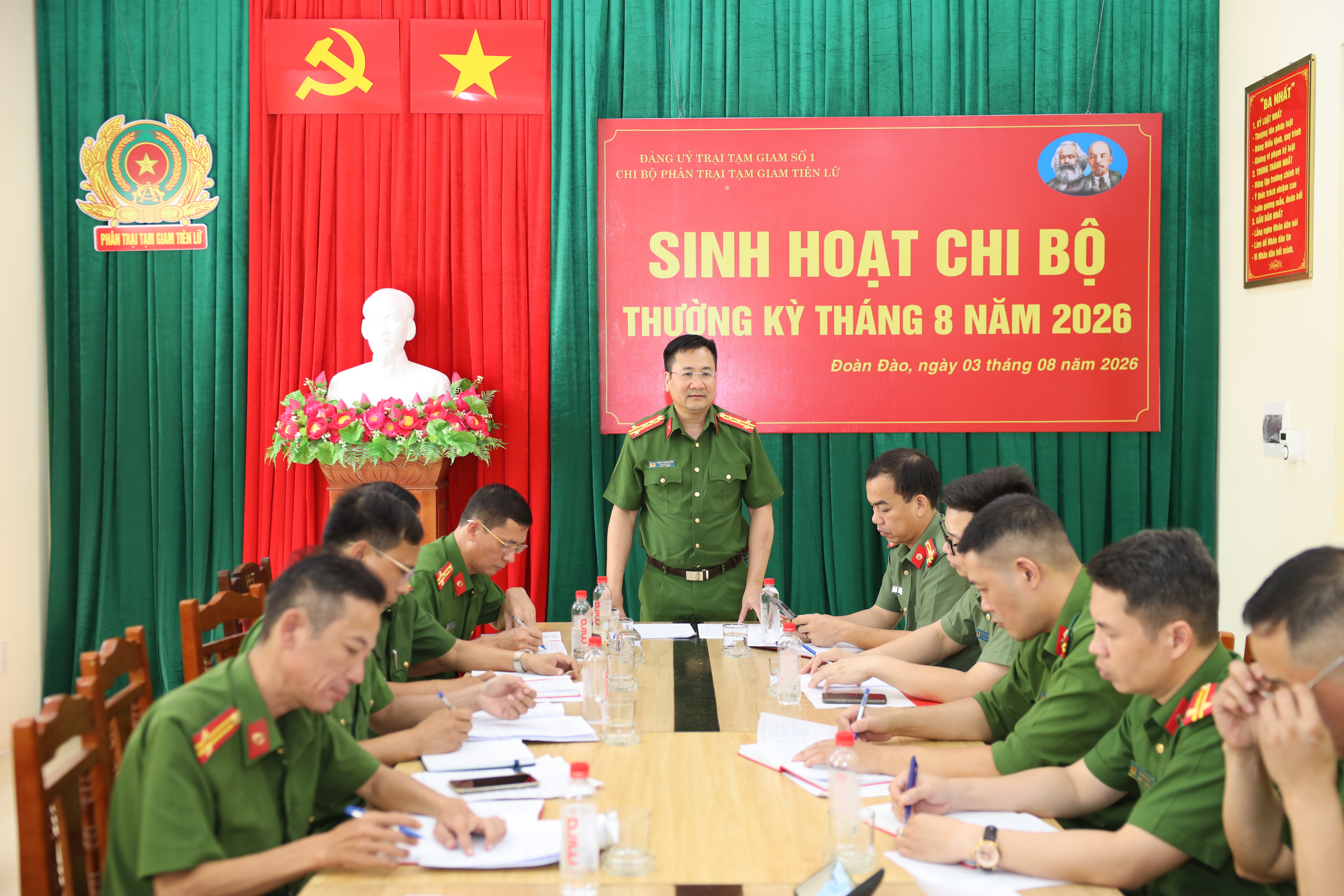Đại tá Phạm Thanh Tiến, Phó Giám đốc Công an tỉnh dự sinh hoạt Chi bộ Phân trại Tạm giam Tiên Lữ
