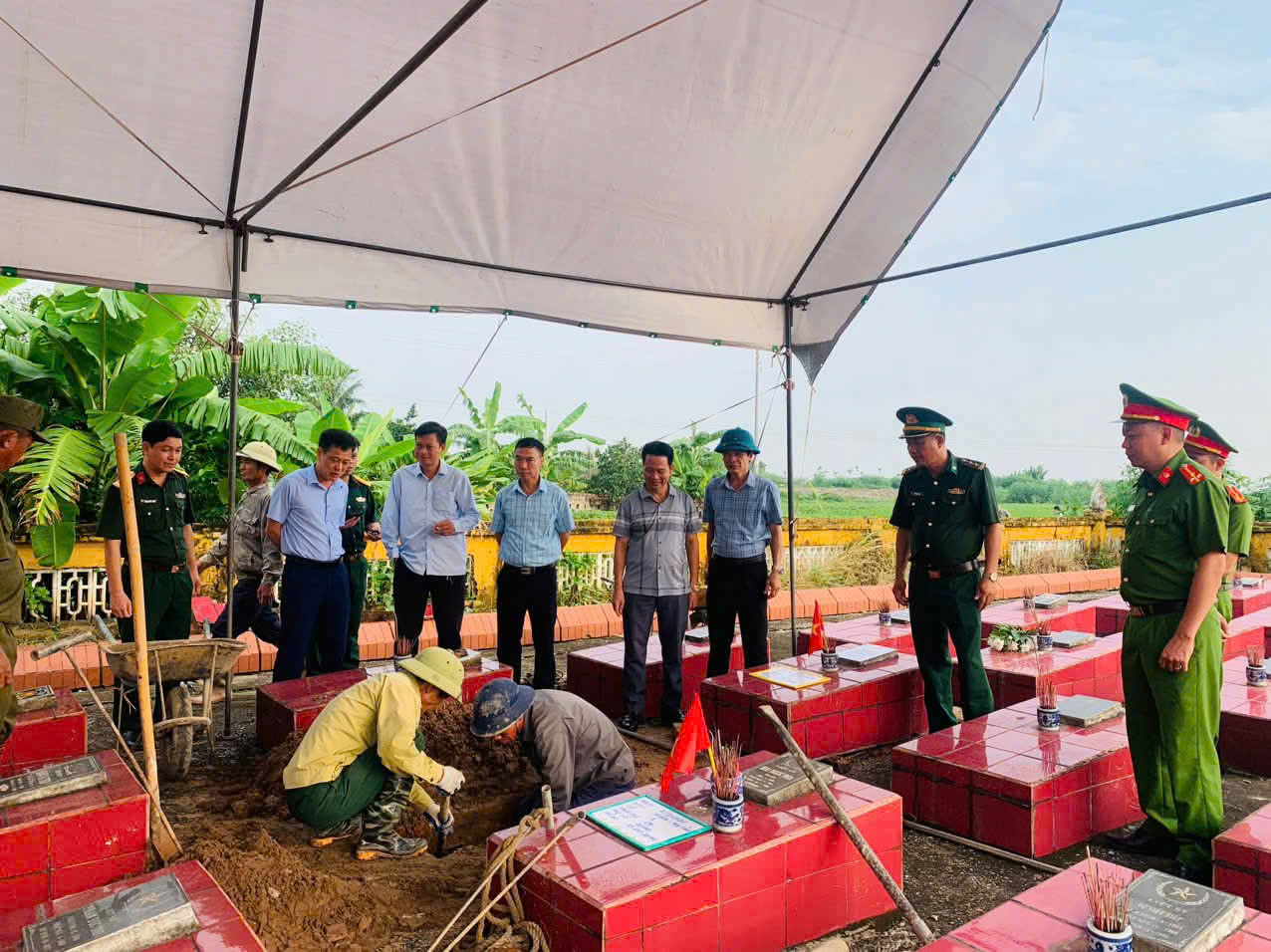 Công an xã Đông Thụy Anh bảo đảm an ninh, trật tự phục vụ lấy mẫu hài cốt liệt sĩ chưa xác định được thông tin