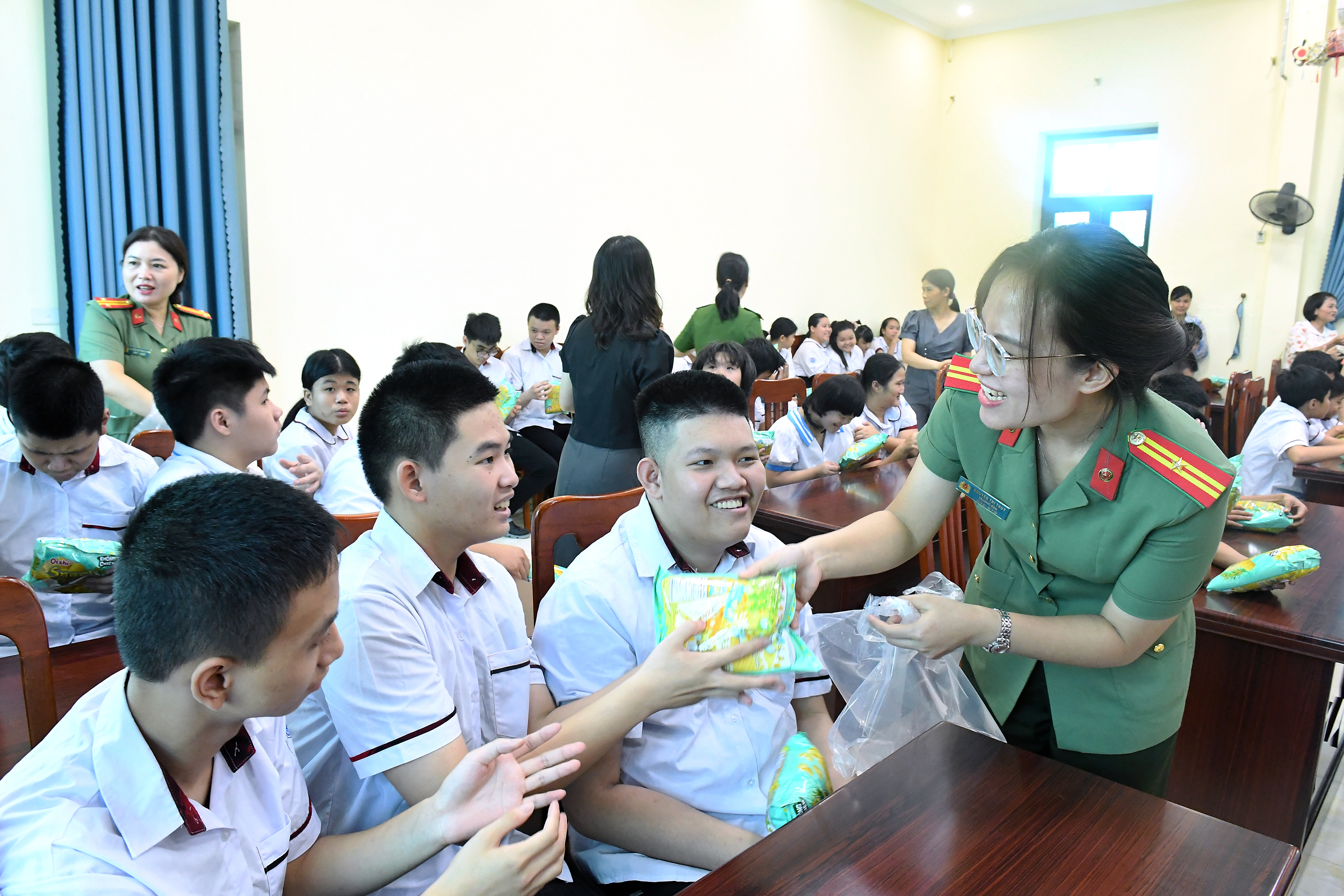 Hội Phụ nữ Công an tỉnh Hưng Yên trao yêu thương, thắp sáng mùa trăng cho trẻ em khuyết tật