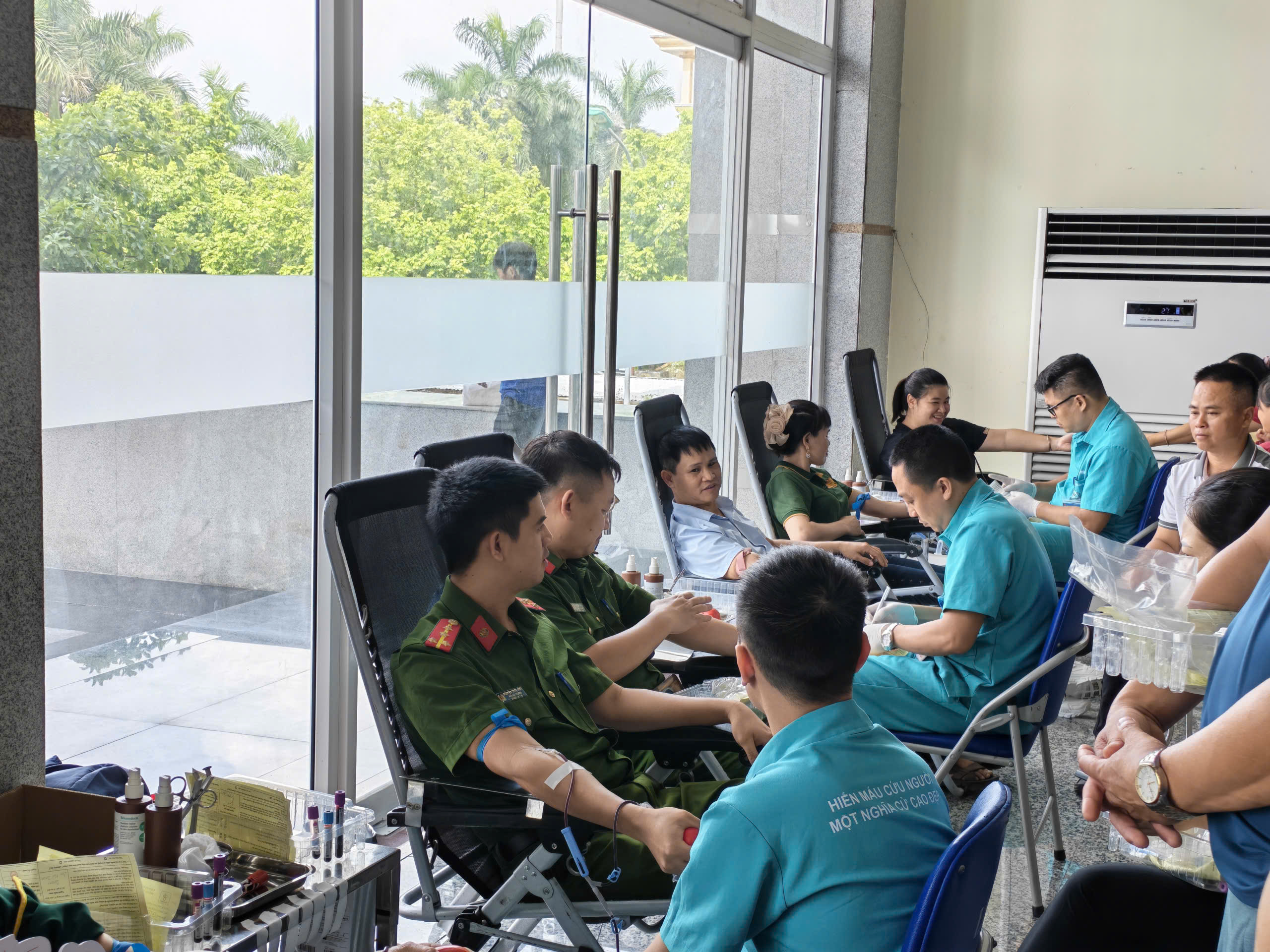 Cán bộ, chiến sĩ Công an xã Tiên Lữ sôi nổi hưởng ứng Chương trình “Hành trình đỏ” năm 2026