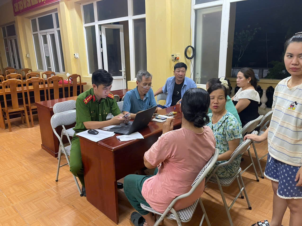 CÔNG AN XÃ XUÂN TRÚC TÍCH CỰC HƯỚNG DẪN NGƯỜI DÂN THỰC HIỆN CHUYỂN ĐỔI SỐ VÀ ĐỀ ÁN 06