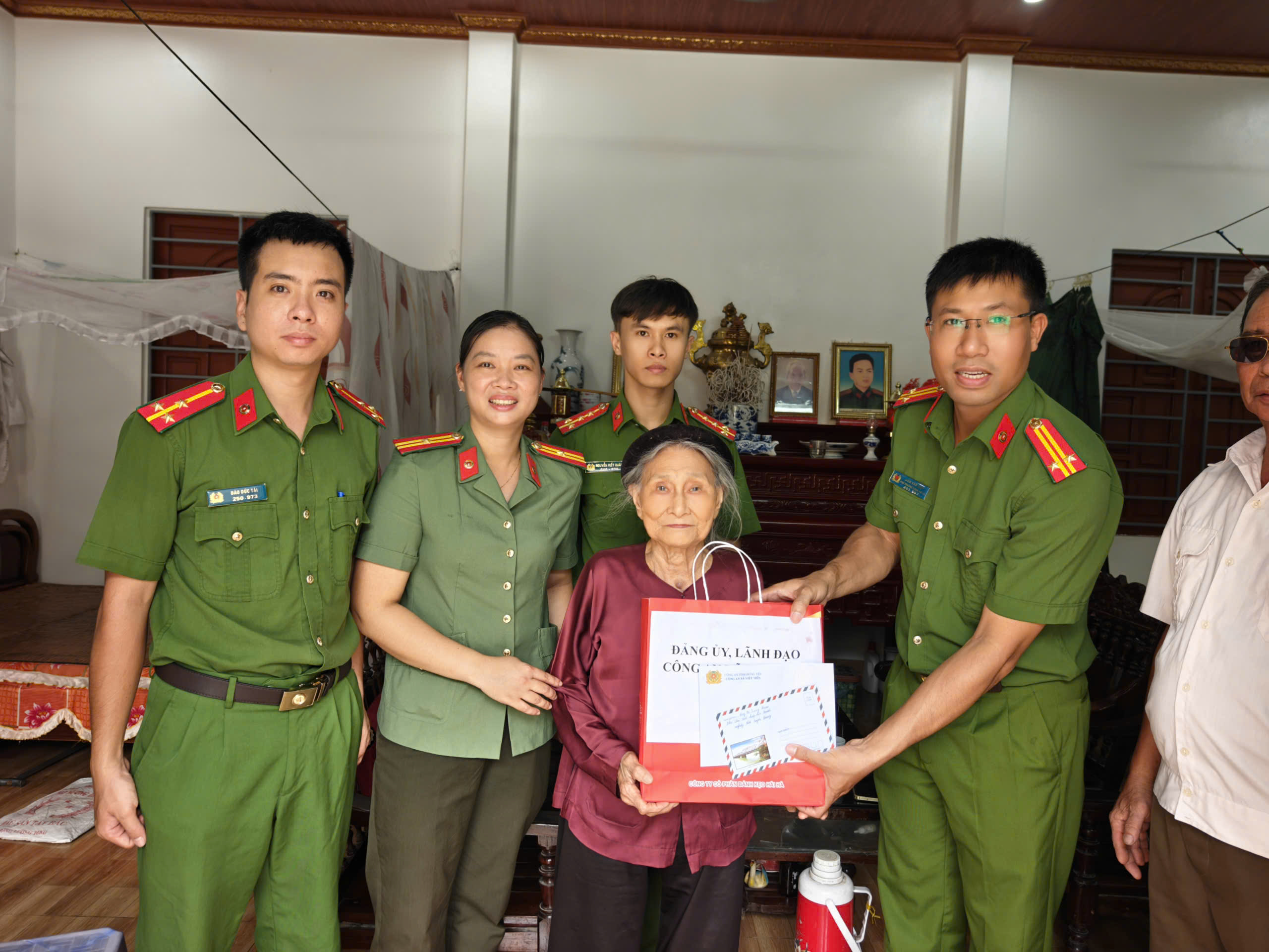 Công an xã Việt Tiến tổ chức thăm hỏi, tặng quà Mẹ Việt Nam Anh hùng, thương binh, bệnh binh và gia đình liệt sĩ có hoàn cảnh khó khăn
