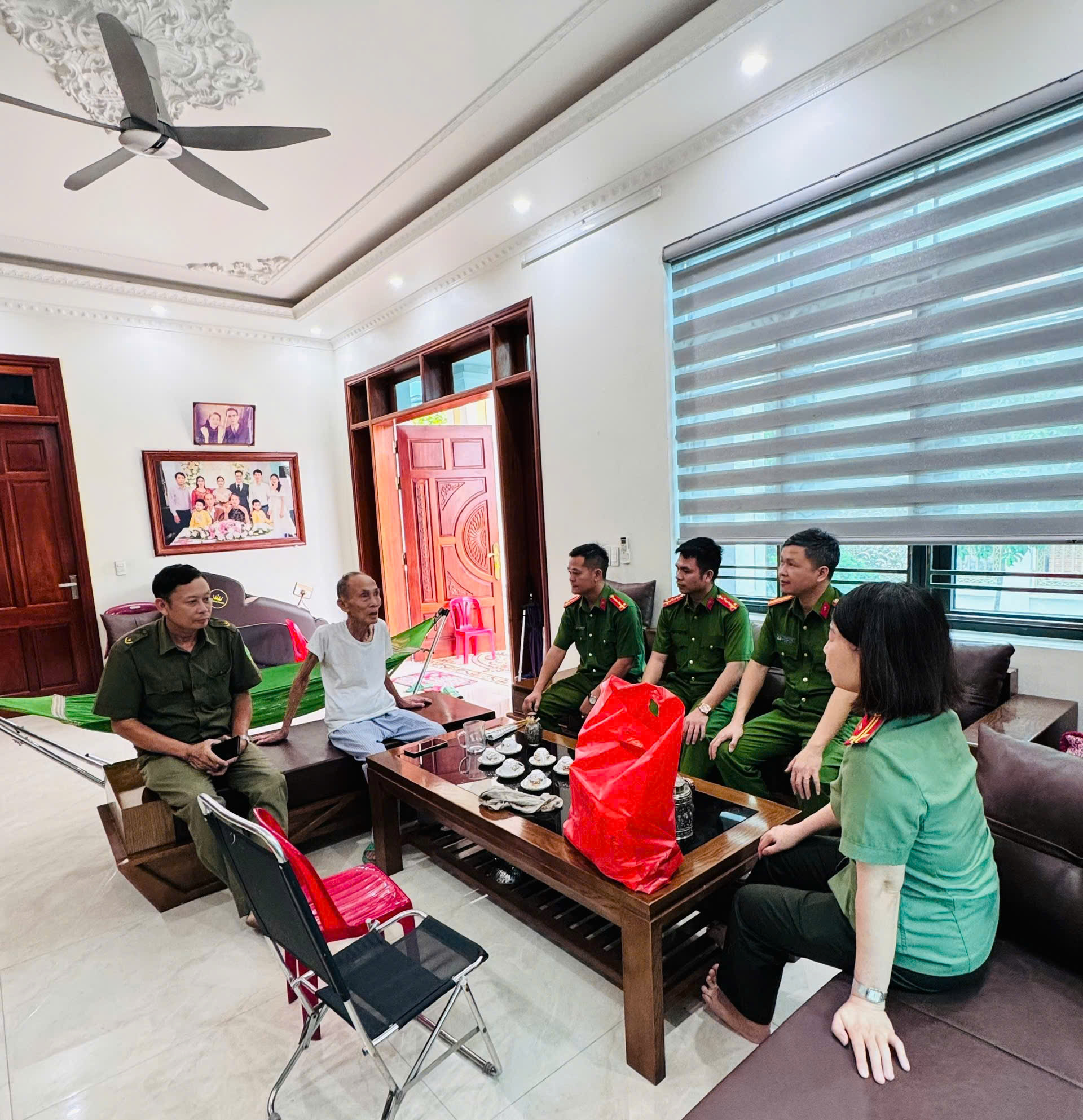 Công an xã Đông Hưng thăm, tặng quà các gia đình chính sách nhân Ngày Thương binh - Liệt sĩ