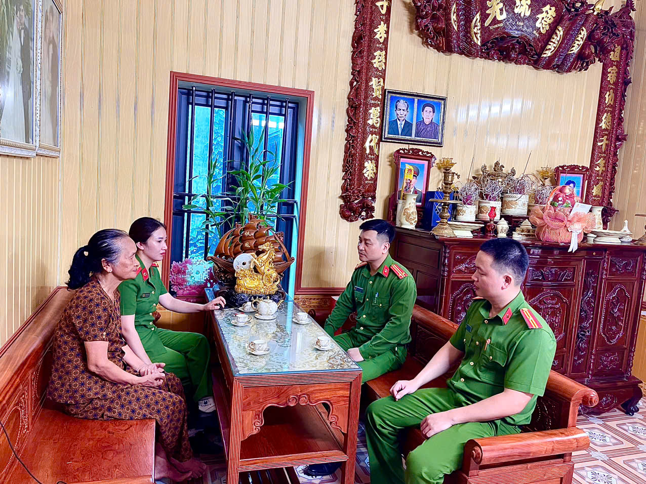 ​​​​​​​CÔNG AN XÃ HỒNG MINH THĂM HỎI GIA ĐÌNH CÁN BỘ, CHIẾN SĨ LÀ CON LIỆT SĨ - THỰC HIỆN TỐT CHÍNH SÁCH ĐỀN ƠN ĐÁP NGHĨA NHÂN KỶ NIỆM 79 NĂM NGÀY THƯƠNG BINH - LIỆT SĨ (27/7/1947 - 27/7/2026)