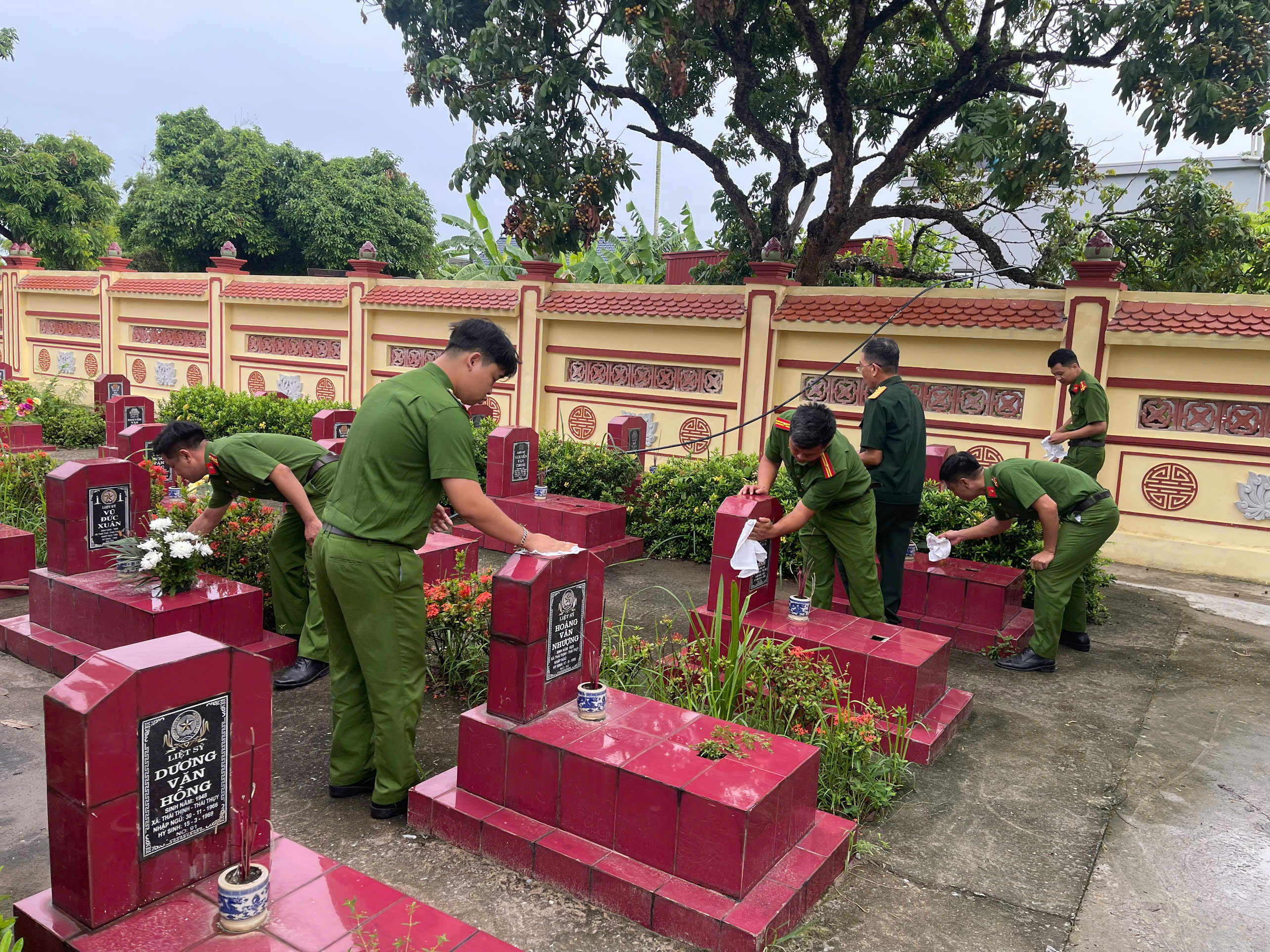 ĐOÀN VIÊN CÔNG AN XÃ NAM THÁI NINH TÍCH CỰC PHỐI HỢP CHỈNH TRANG NGHĨA TRANG LIỆT SĨ CHUẨN BỊ LỄ TRI ÂN