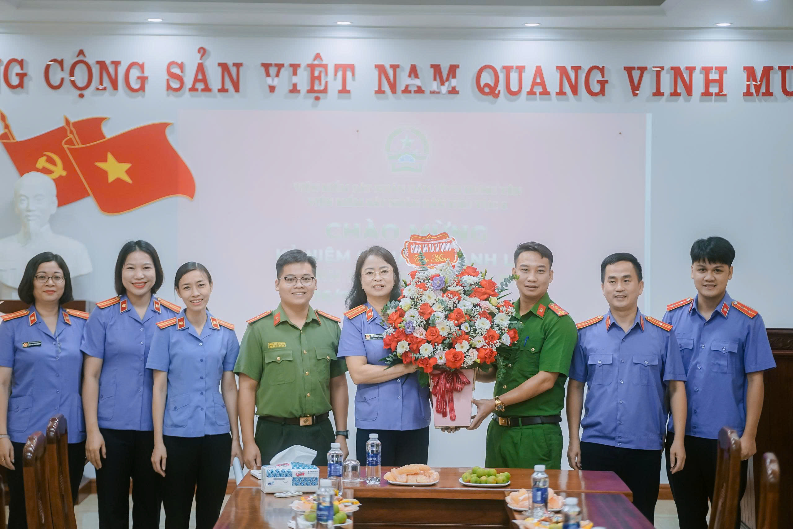Công an xã Ái Quốc thăm, chúc mừng Viện Kiểm sát nhân dân khu vực VI nhân Ngày truyền thống ngành Kiểm sát