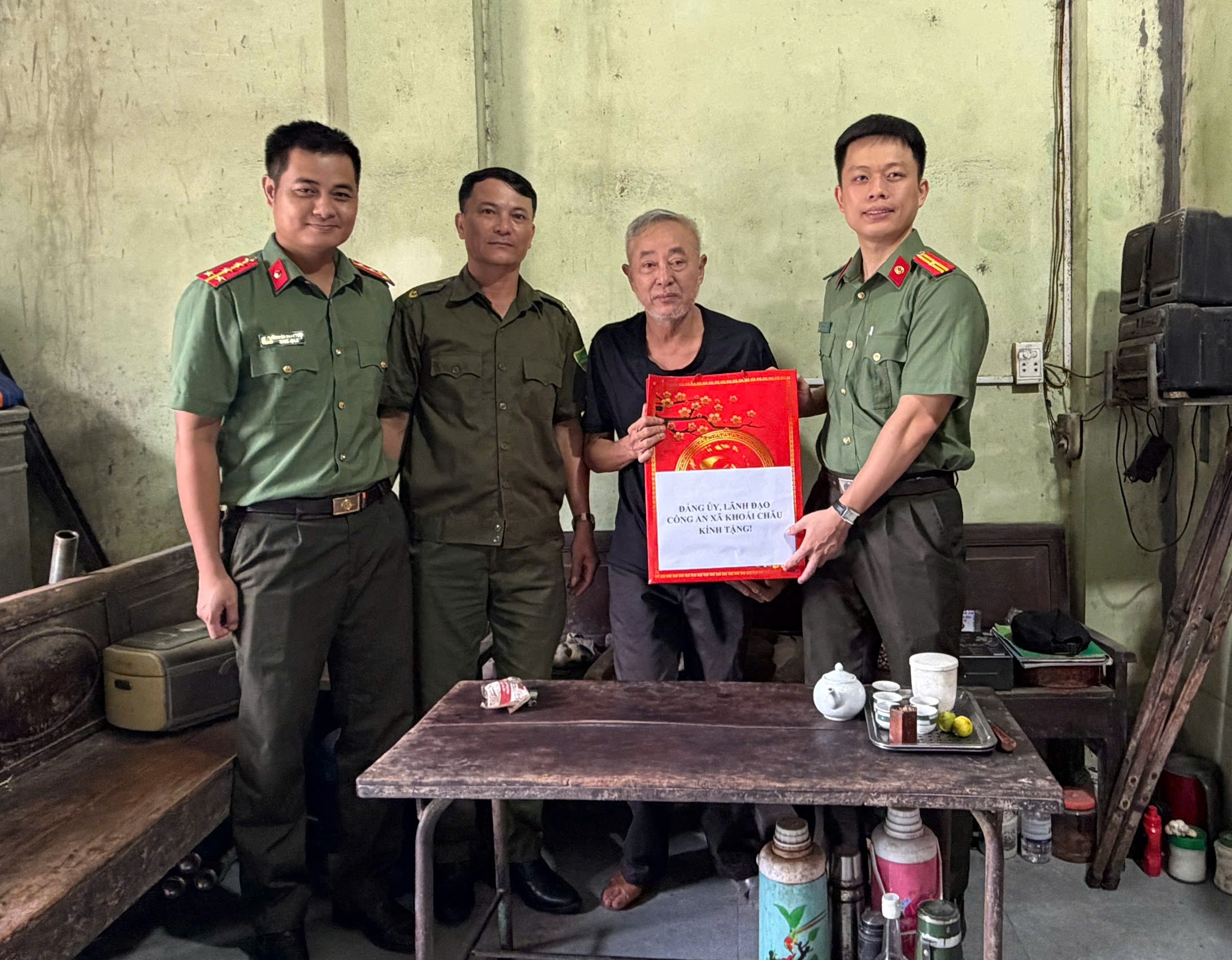 CÔNG AN XÃ KHOÁI CHÂU THĂM HỎI, TẶNG QUÀ GIA ĐÌNH CHÍNH SÁCH NHÂN KỶ NIỆM 79 NĂM NGÀY THƯƠNG BINH - LIỆT SĨ 27/7/1947 - 27/7/2026