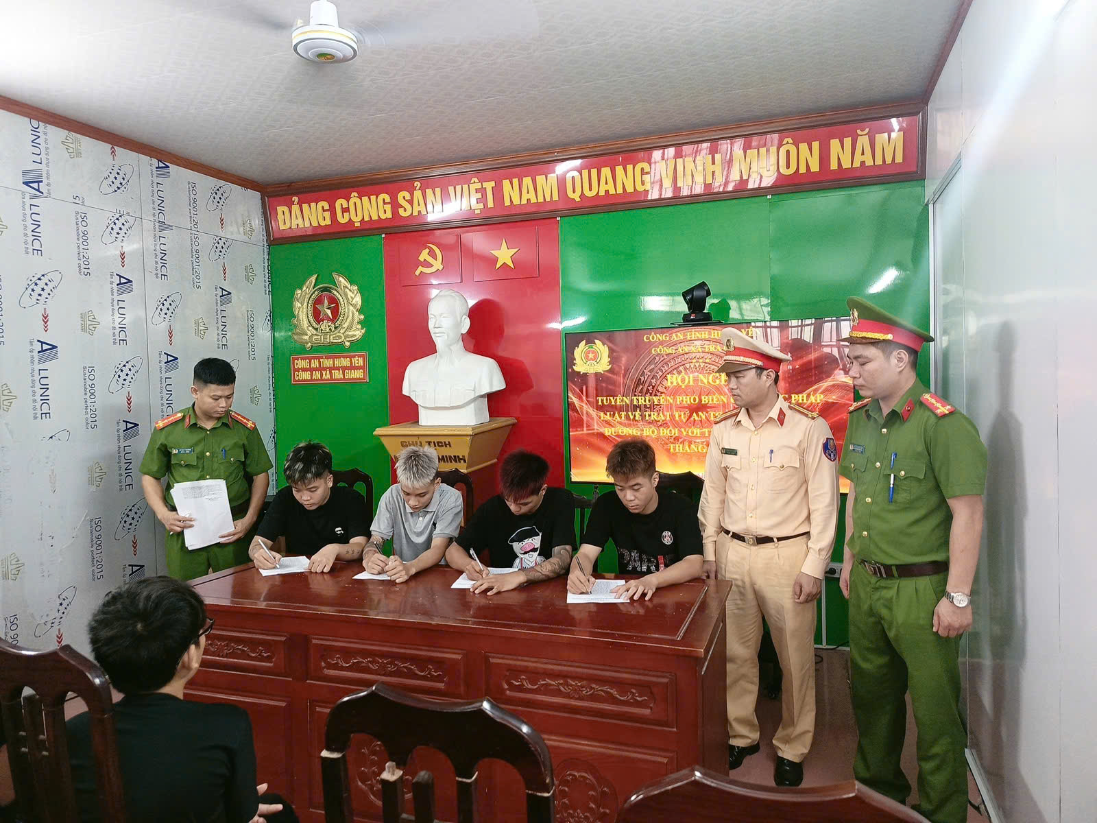 Công an xã Trà Giang phối hợp Phòng Cảnh sát giao thông tuyên truyền pháp luật về trật tự, an toàn giao thông cho thanh thiếu niên