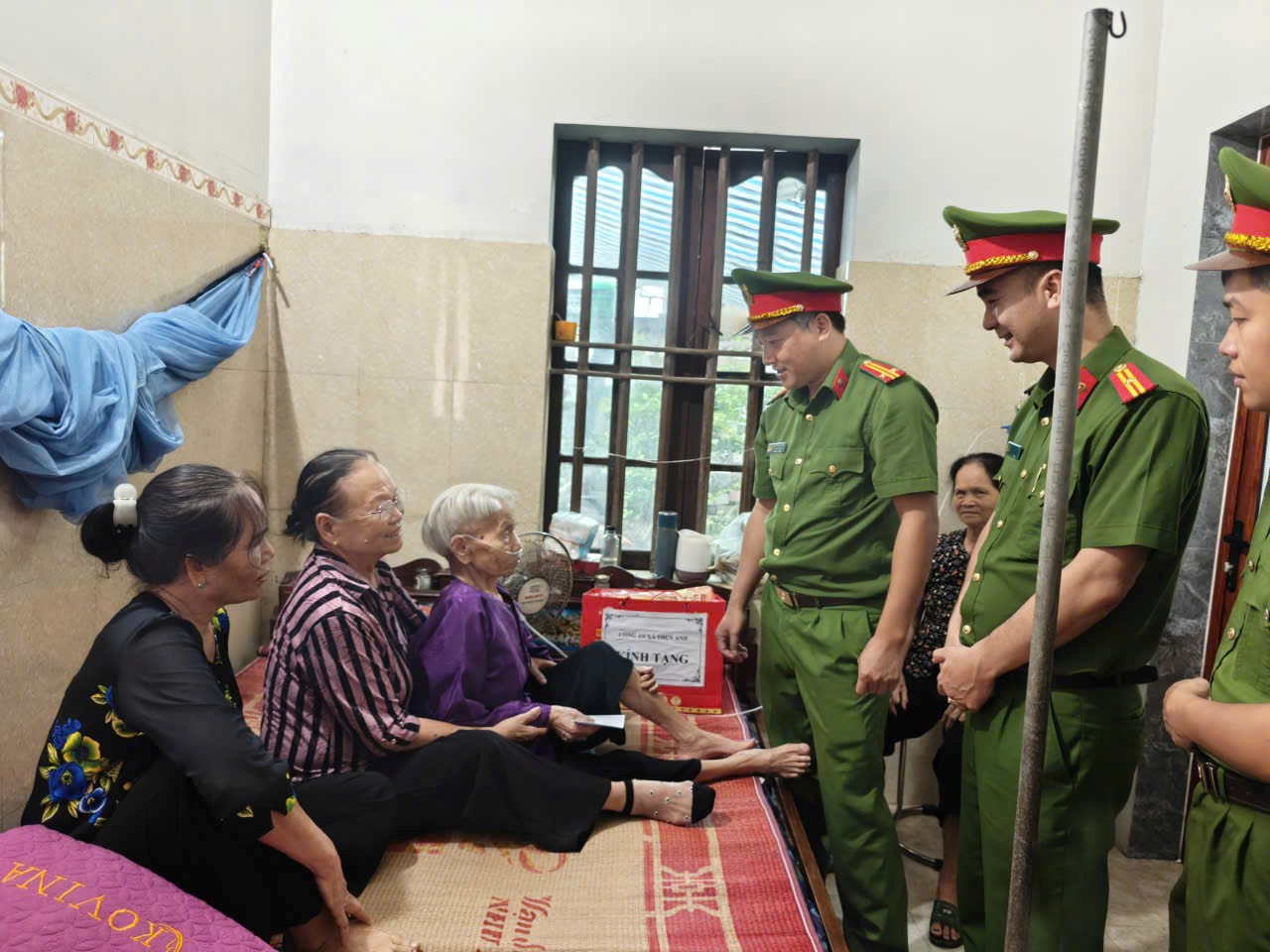 Công an xã Thụy Anh tổ chức dâng hương tri ân các Anh hùng liệt sĩ và thăm, tặng quà Mẹ Việt Nam Anh hùng nhân dịp 27/7
