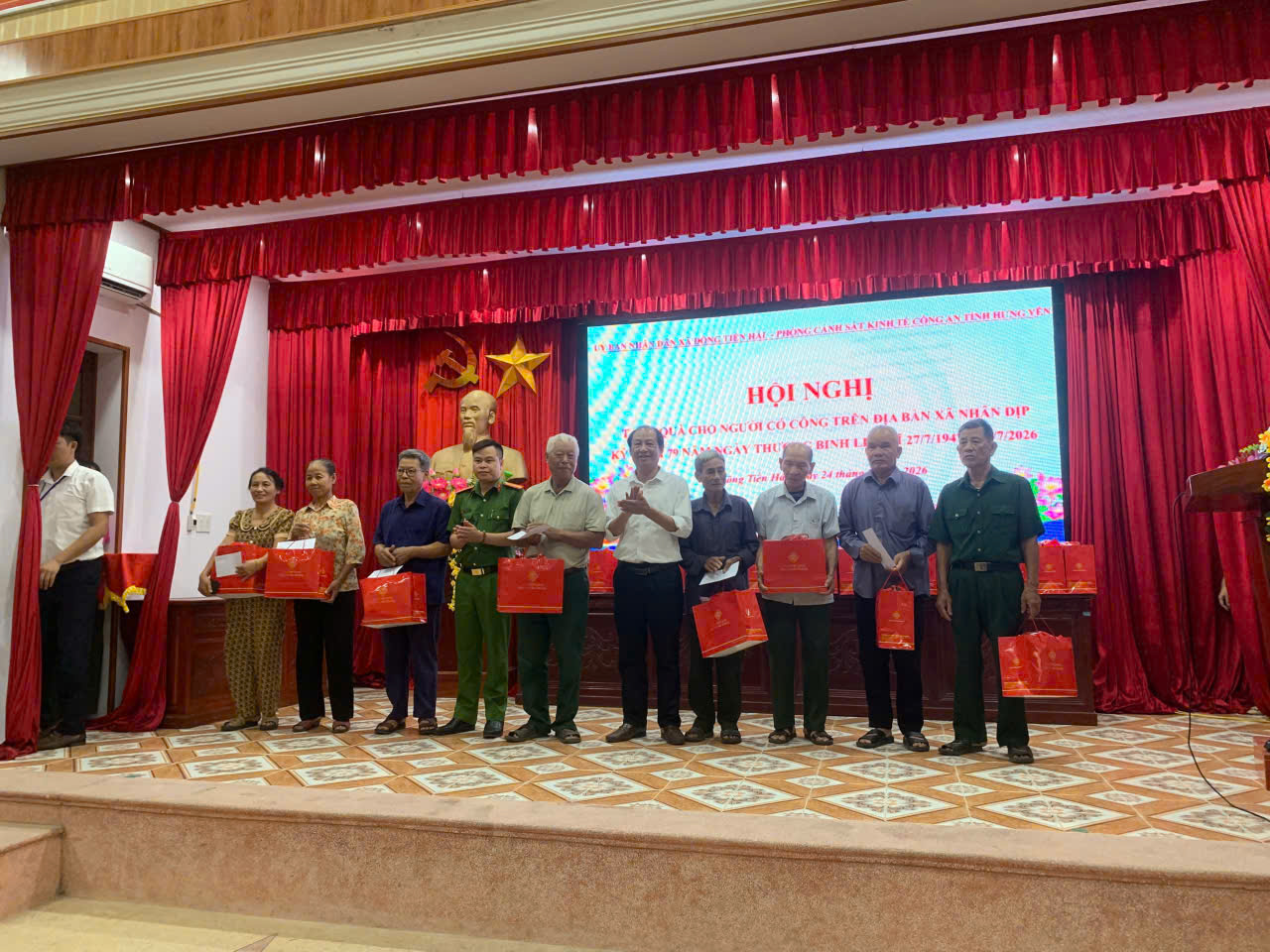 PHÒNG CẢNH SÁT KINH TẾ CÔNG AN TỈNH HƯNG YÊN TỔ CHỨC DÂNG HƯƠNG, TRI ÂN CÁC ANH HÙNG LIỆT SỸ TẠI NGHĨA TRANG LIỆT SỸ XÃ ĐÔNG TIỀN HẢI, TỈNH HƯNG YÊN