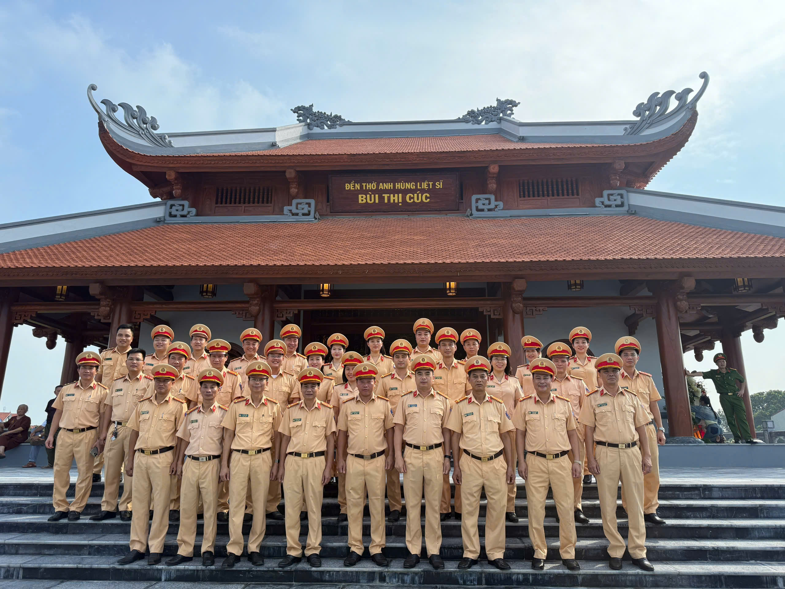 Phòng Cảnh sát giao thông Công an tỉnh Hưng Yên dâng hương tưởng niệm Anh hùng LLVTND Bùi Thị Cúc