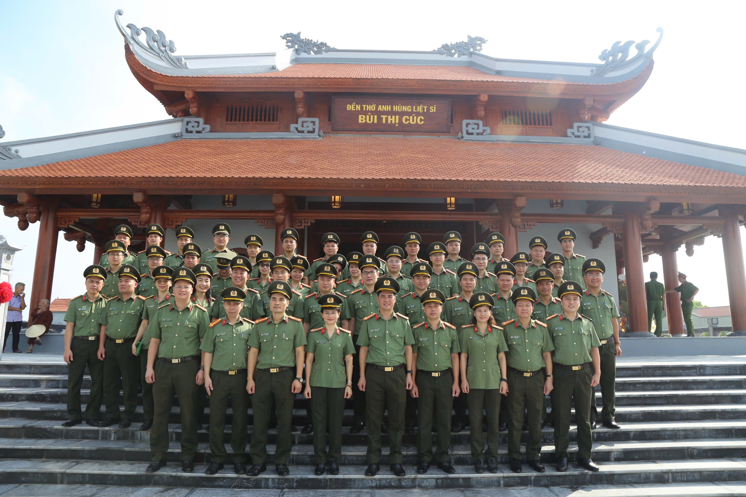 Phòng Tổ chức cán bộ Công an tỉnh dâng hương tại Khu lưu niệm Anh hùng liệt sĩ CAND Bùi Thị Cúc nhân kỷ niệm 79 năm Ngày Thương binh - Liệt sĩ (27/7/1947 - 27/7/2026)