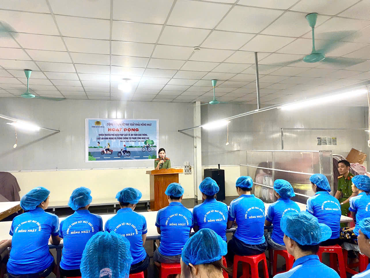 CÔNG AN XÃ TIÊN LA PHỐI HỢP TỔ CHỨC TUYÊN TRUYỀN PHỔ BIẾN PHÁP LUẬT CHO CÁN BỘ CÔNG NHÂN CÔNG TY TNHH DỆT MAY XUẤT KHẨU HỒNG NHẬT