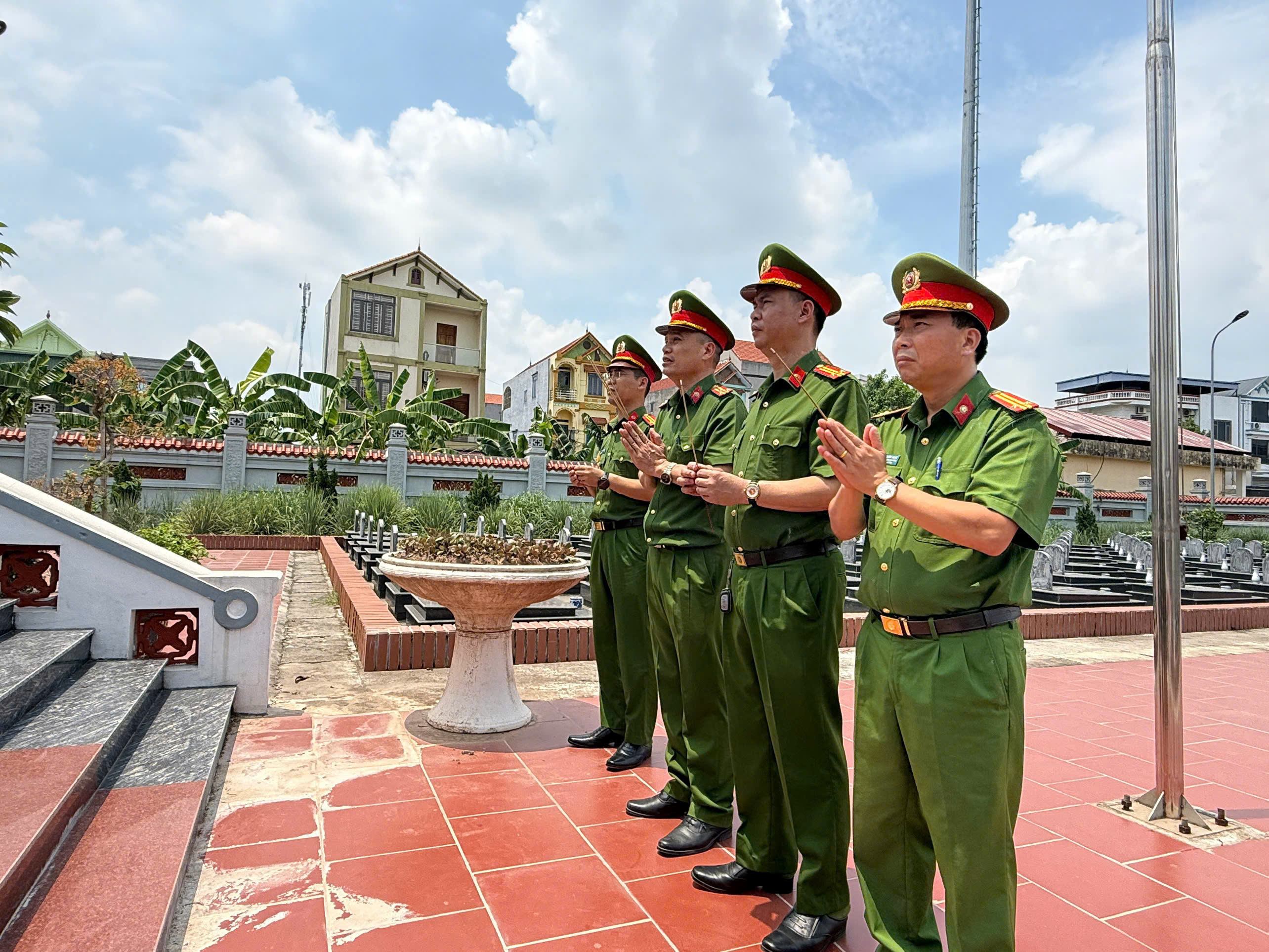 Công an  phường Sơn Nam tổ chức thăm và thắp hương đền thờ nữ anh hùng liệt sĩ Công an nhân dân Bùi Thị Cúc nhân dịp kỷ niệm 79 năm Ngày Thương binh – Liệt sĩ (27/7/1947 – 27/7/2026).