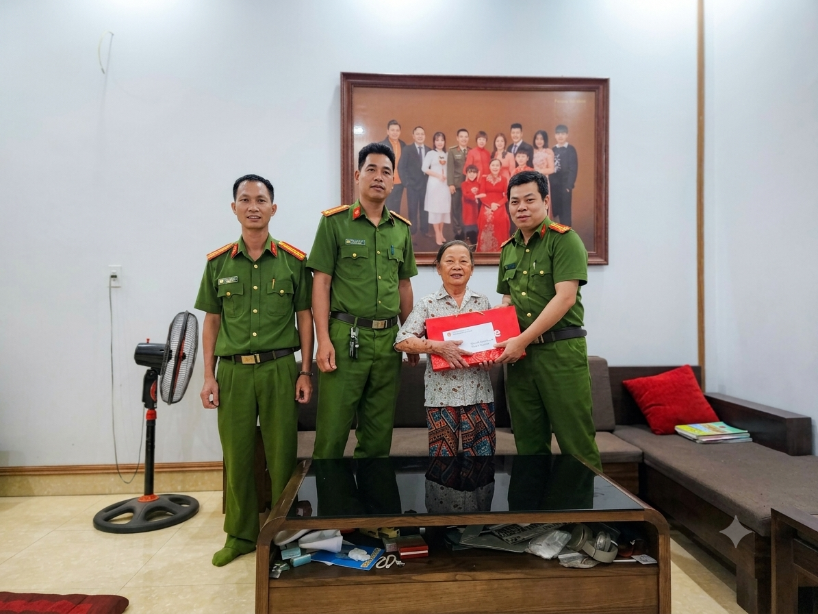 CÔNG AN XÃ BẮC THỤY ANH TRI ÂN GIA ĐÌNH LIỆT SĨ CÔNG AN NHÂN NGÀY THƯƠNG BINH - LIỆT SĨ 27/7.