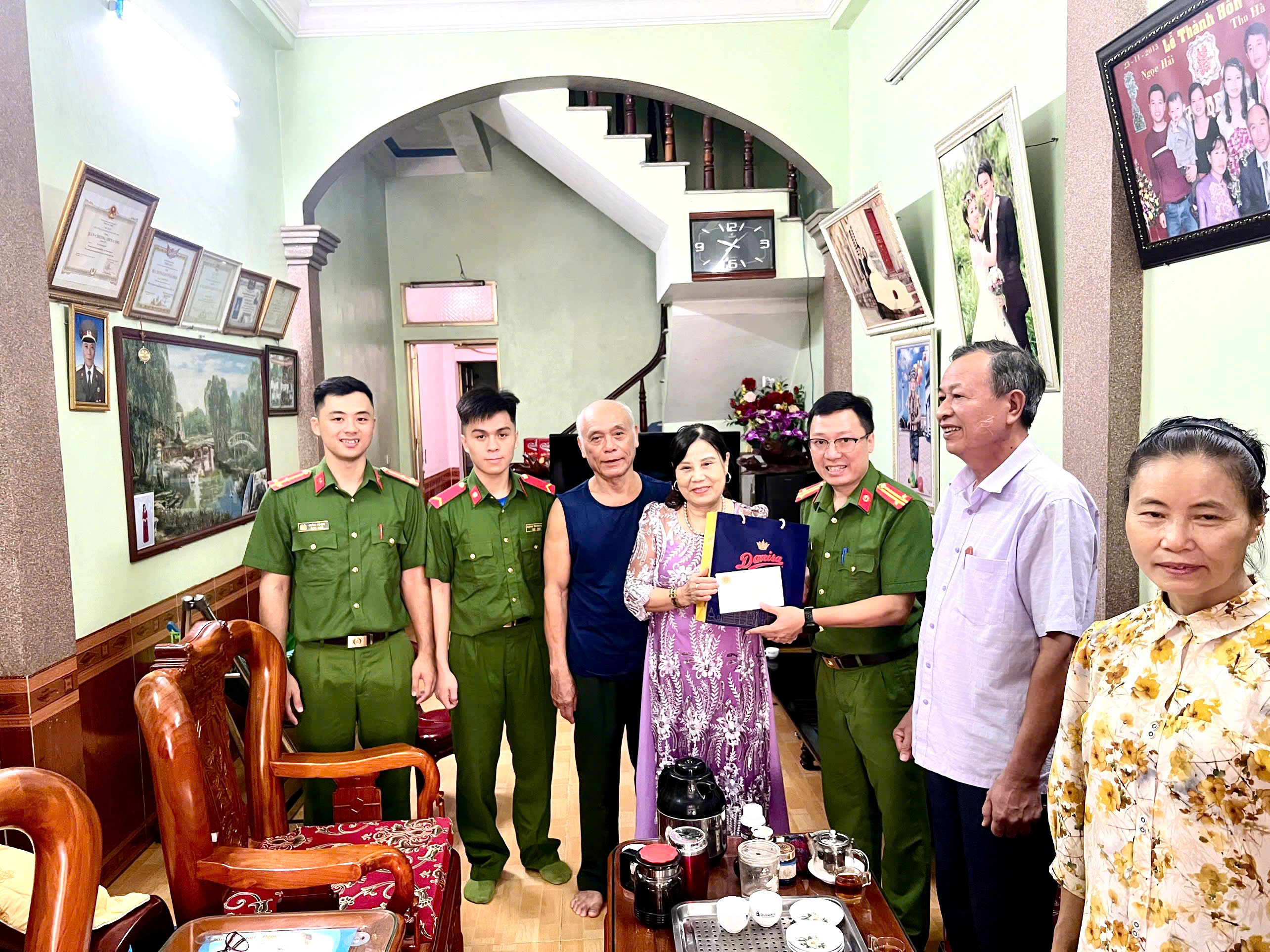 Đội Quản giáo, Trại tạm giam số 1 Công an tỉnh Hưng Yên thăm hỏi, tặng quà gia đình chính sách nhân kỷ niệm 79 năm Ngày Thương binh - Liệt sĩ