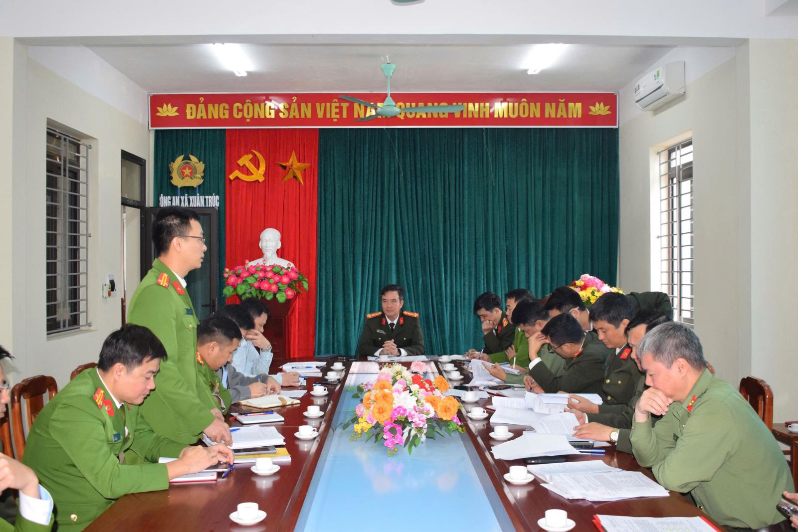 Đồng chí Đại tá Nguyễn Thành Sơn, Phó Bí thư Đảng ủy, Phó Giám đốc Công an tỉnh kiểm tra công tác đảm bảo an ninh trật tự tại các điểm bầu cử một số xã trên địa bàn tỉnh