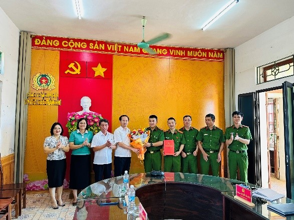 Xã Thần Khê thưởng nóng cho Công an xã về thành tích xuất sắc trong công tác đấu tranh phòng, chống tội phạm