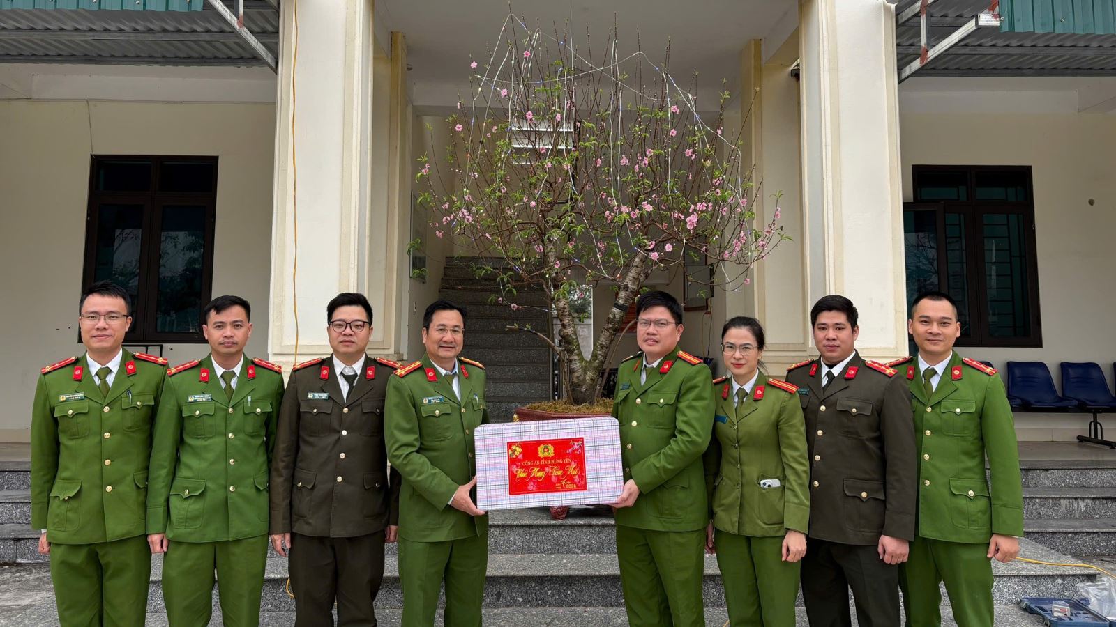 Lãnh đạo Công an tỉnh thăm, tặng quà, động viên cán bộ chiến sĩ Công an xã Ái Quốc dịp Tết Nguyên đán